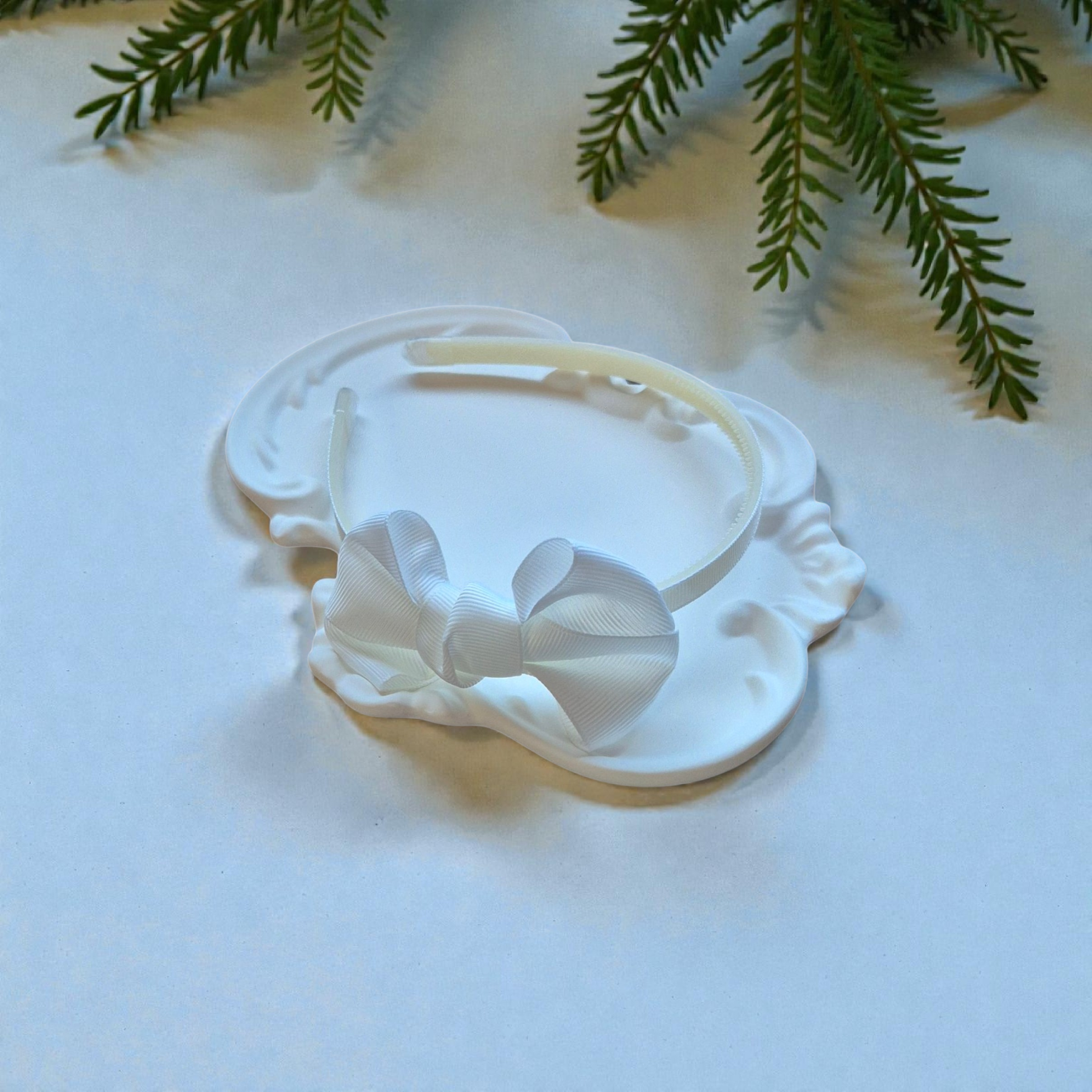 Baltas plaukų lankelis su kaspinu – „White Bow Headband“