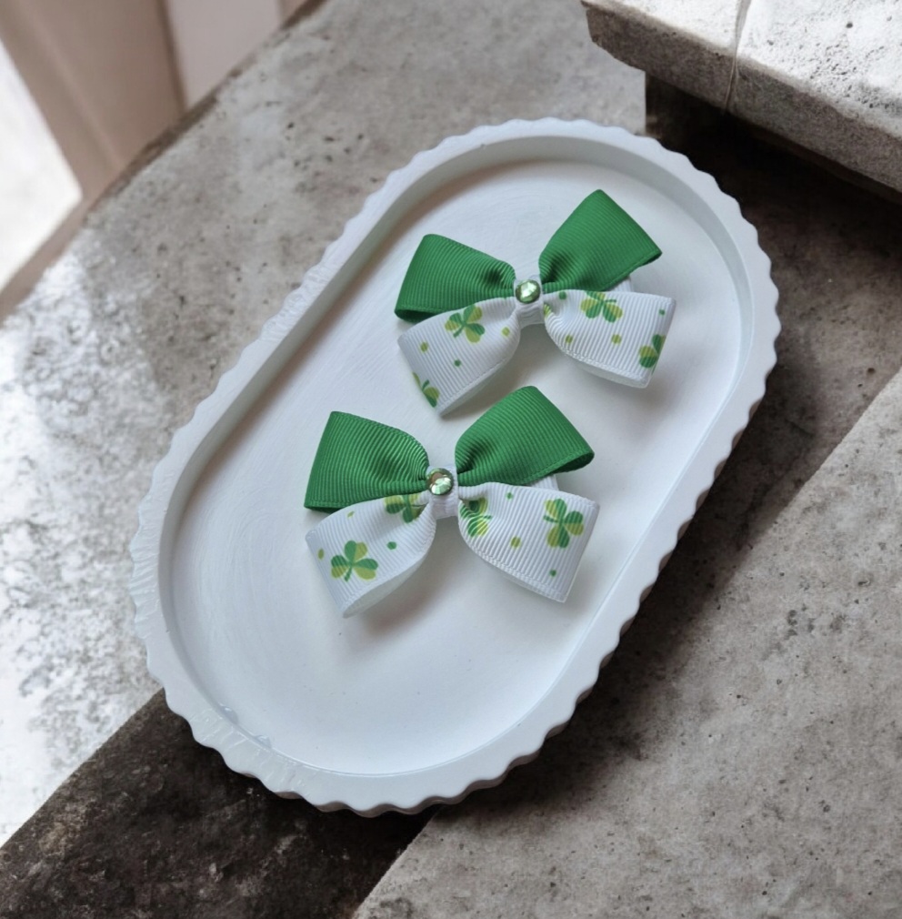 Vaikiški plaukų segtukai ir gumytės su žaliais dobilų kaspinėliais – mergaičių aksesuarai