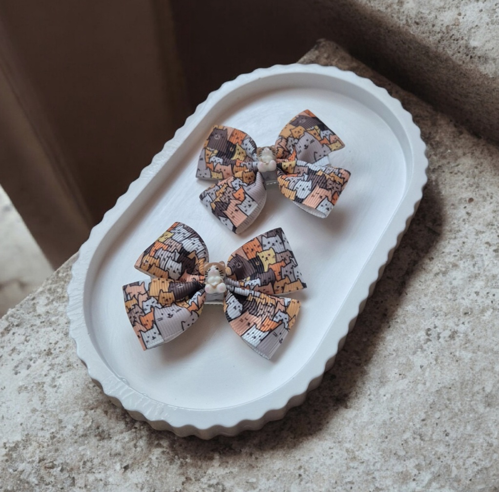 Vaikiški plaukų segtukai ir gumytės su spalvotais kačiukų kaspinėliais – mieli aksesuarai mergaitėms