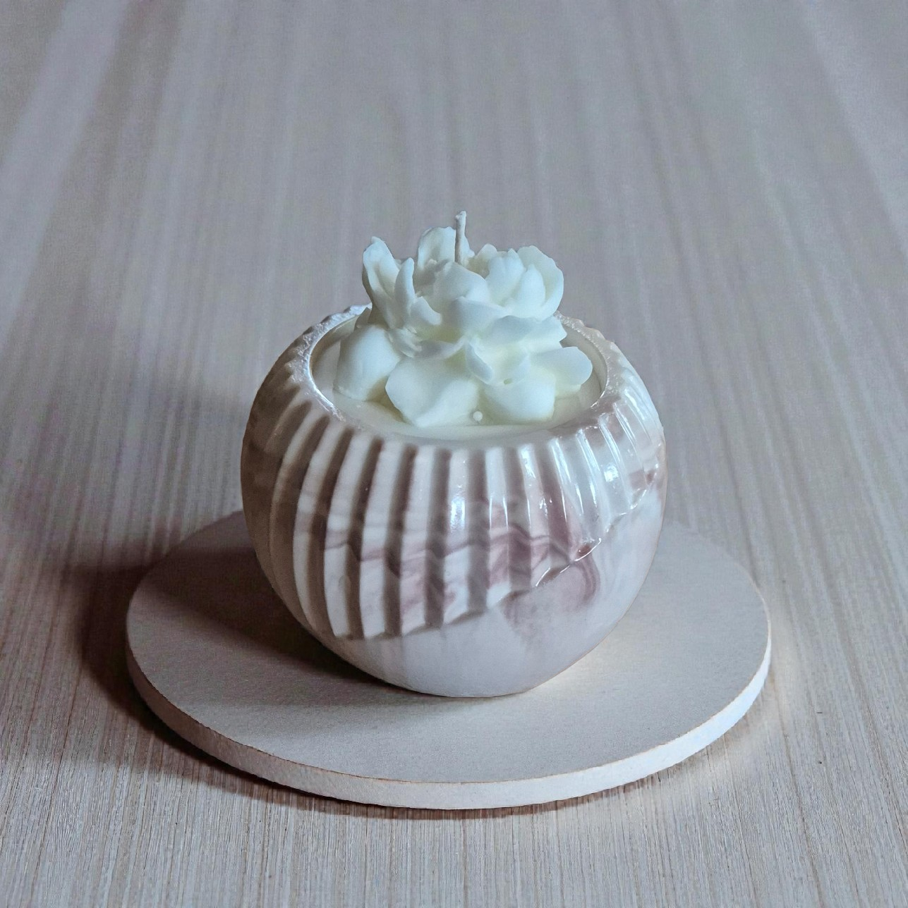 Dekoratyvinė sojų vaško žvakė su gėle keraminiame indelyje