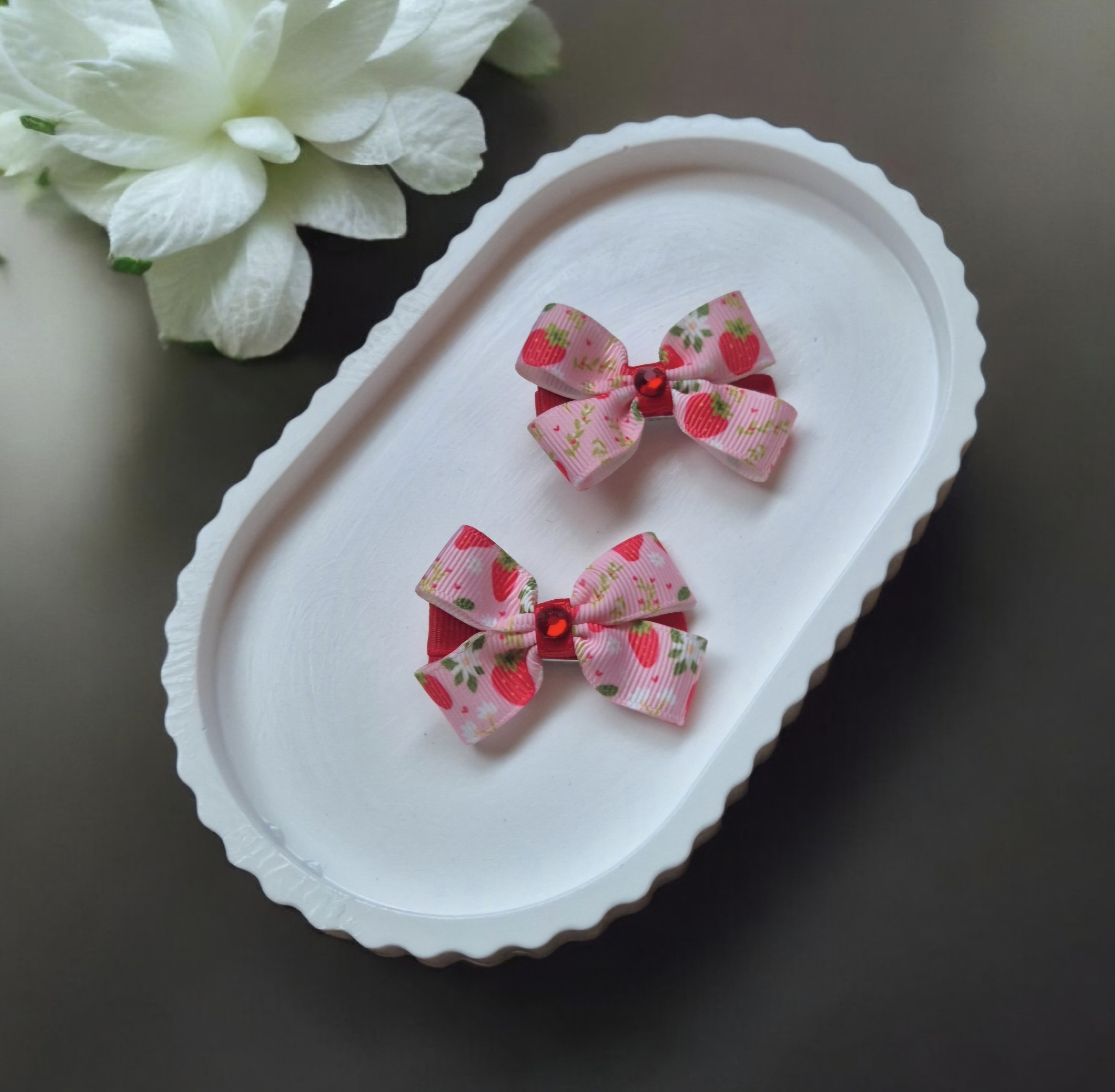 Maži plaukų segtukai ir gumytės