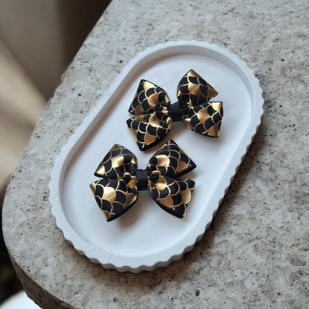 Vaikiški plaukų segtukai ir plaukų gumytės su juodais auksiniais žvynelių kaspinėliais – mergaičių aksesuarai