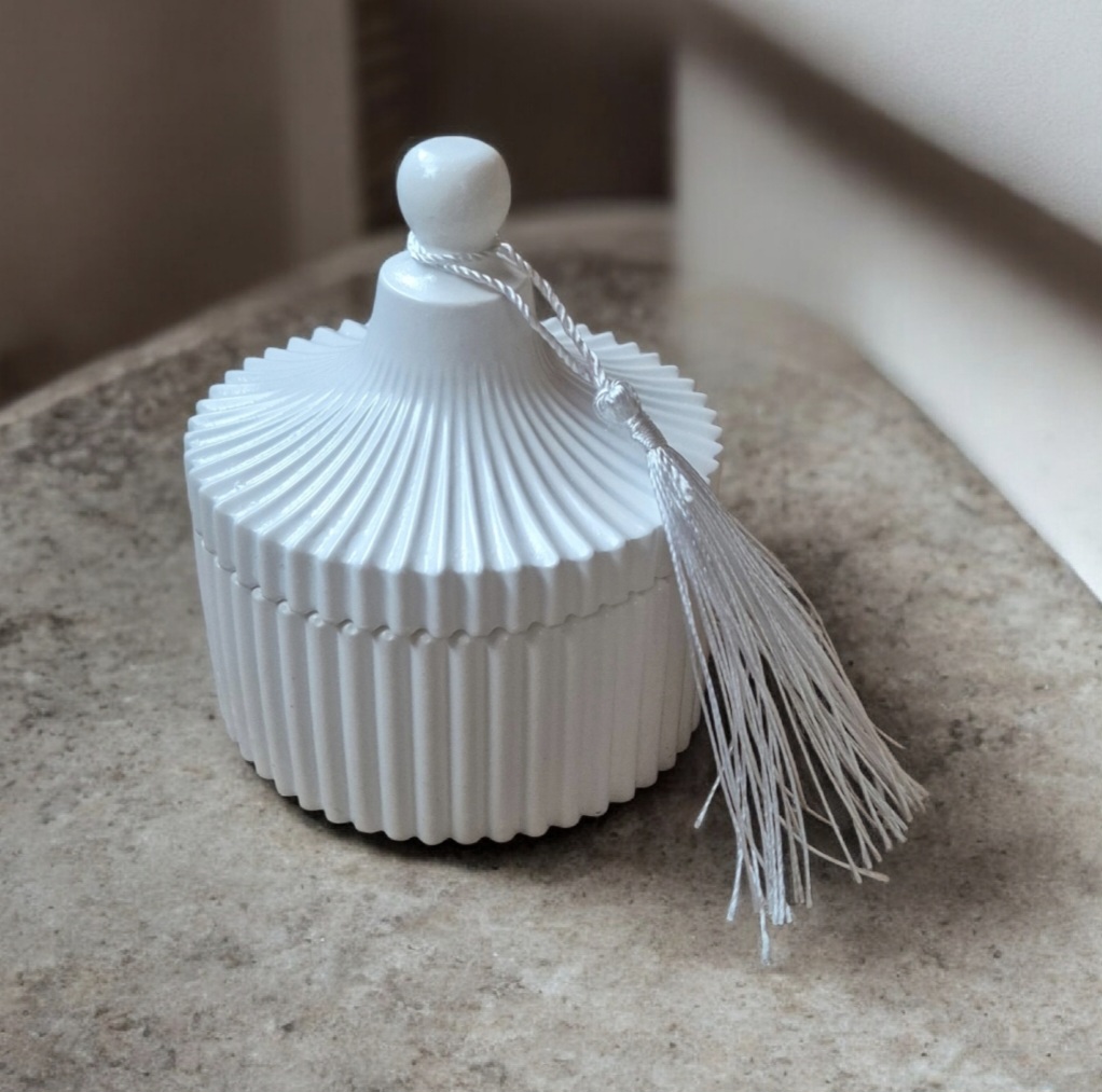 Balta keramikinė dėžutė