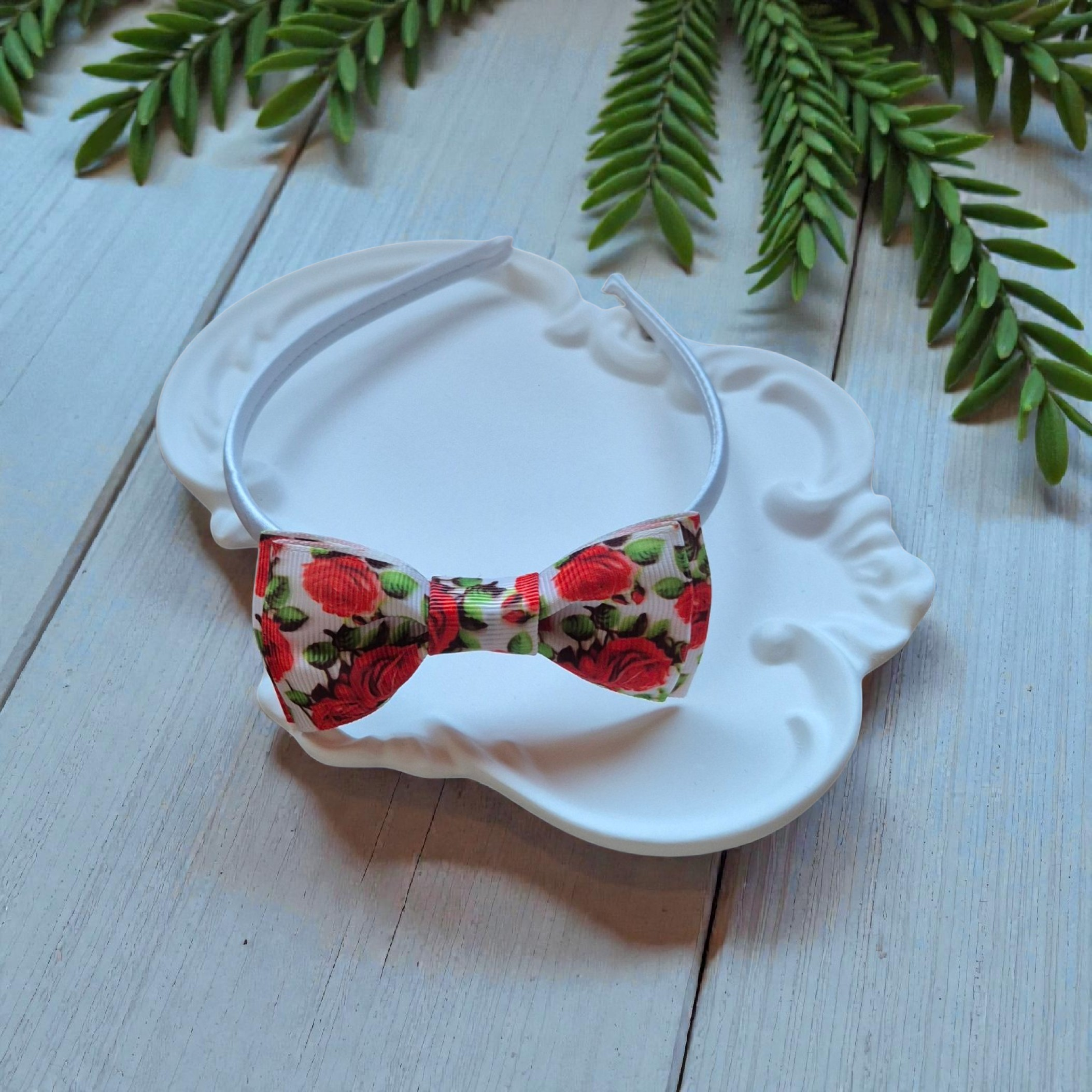 Baltas plaukų lankelis su rožių rašto kaspinu – „White Floral Bow Headband“