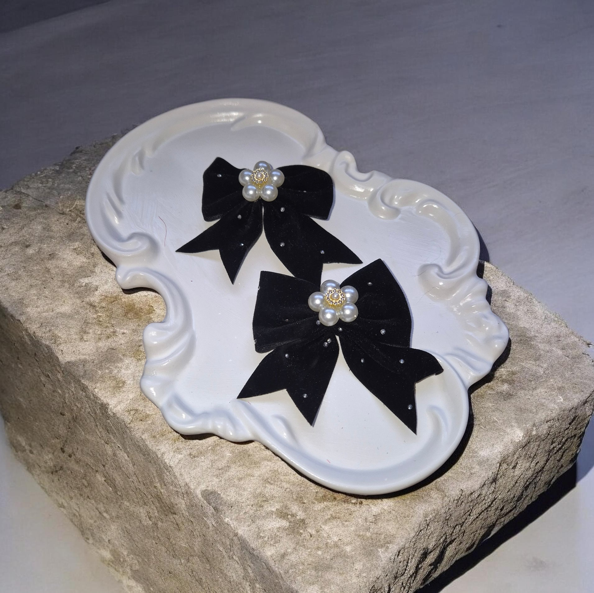 Plaukų segtukai mergaitėms su tamsiai mėlynais kaspinėliais ir dekoratyvine gėlyte su perliukais