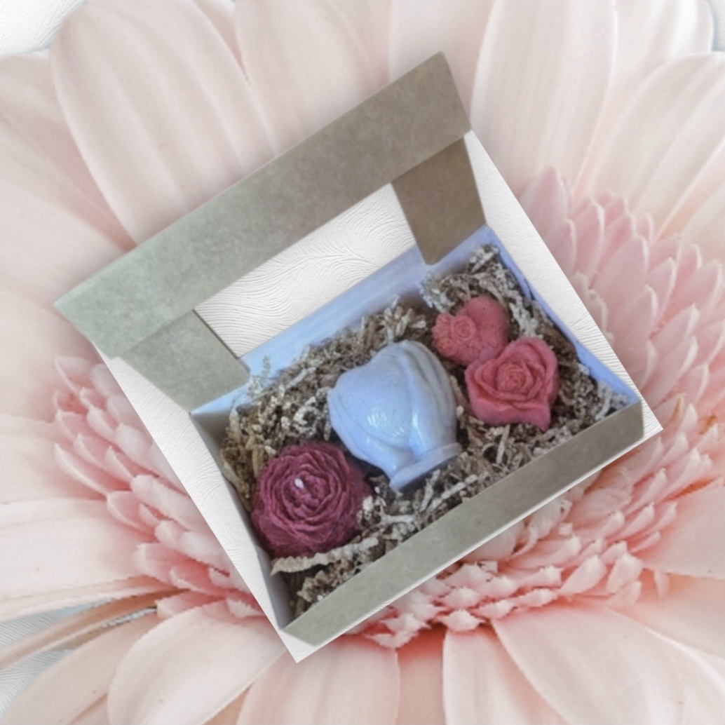 Valentino dienos dovanų rinkinys su rožės žvake, muiliukais širdelėmis ir žvake su širdimi 