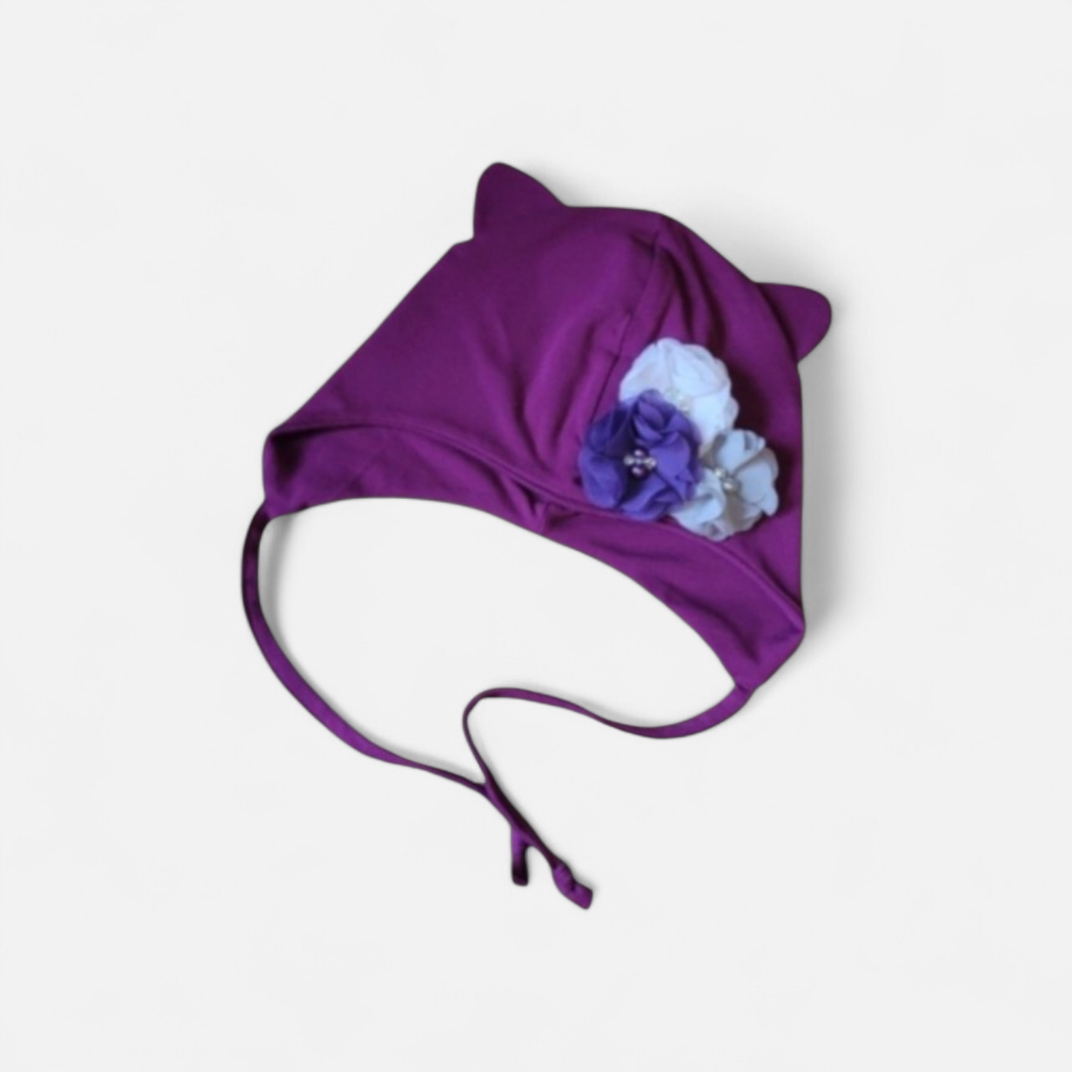 Pavasarinė-rudeninė kepurė su gėlėmis ir raišteliais