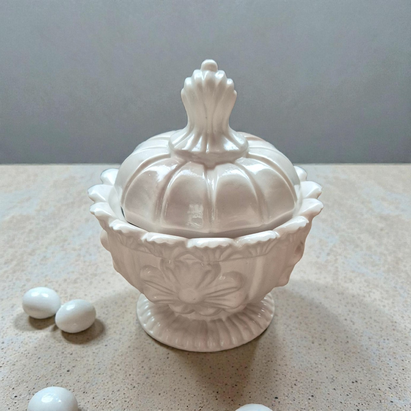 Dekoratyvinis gipso indelis su dangteliu – elegantiška namų interjero detalė