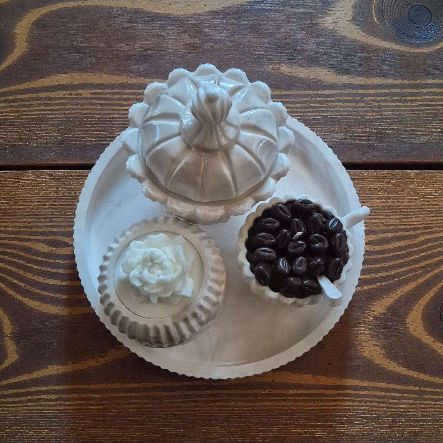 Gipso namų dekoro ir sojų vaško žvakių rinkinys „Kavos akimirka“ – padėklas, indelis su dangteliu ir dvi žvakės su medvilnine dagtimi