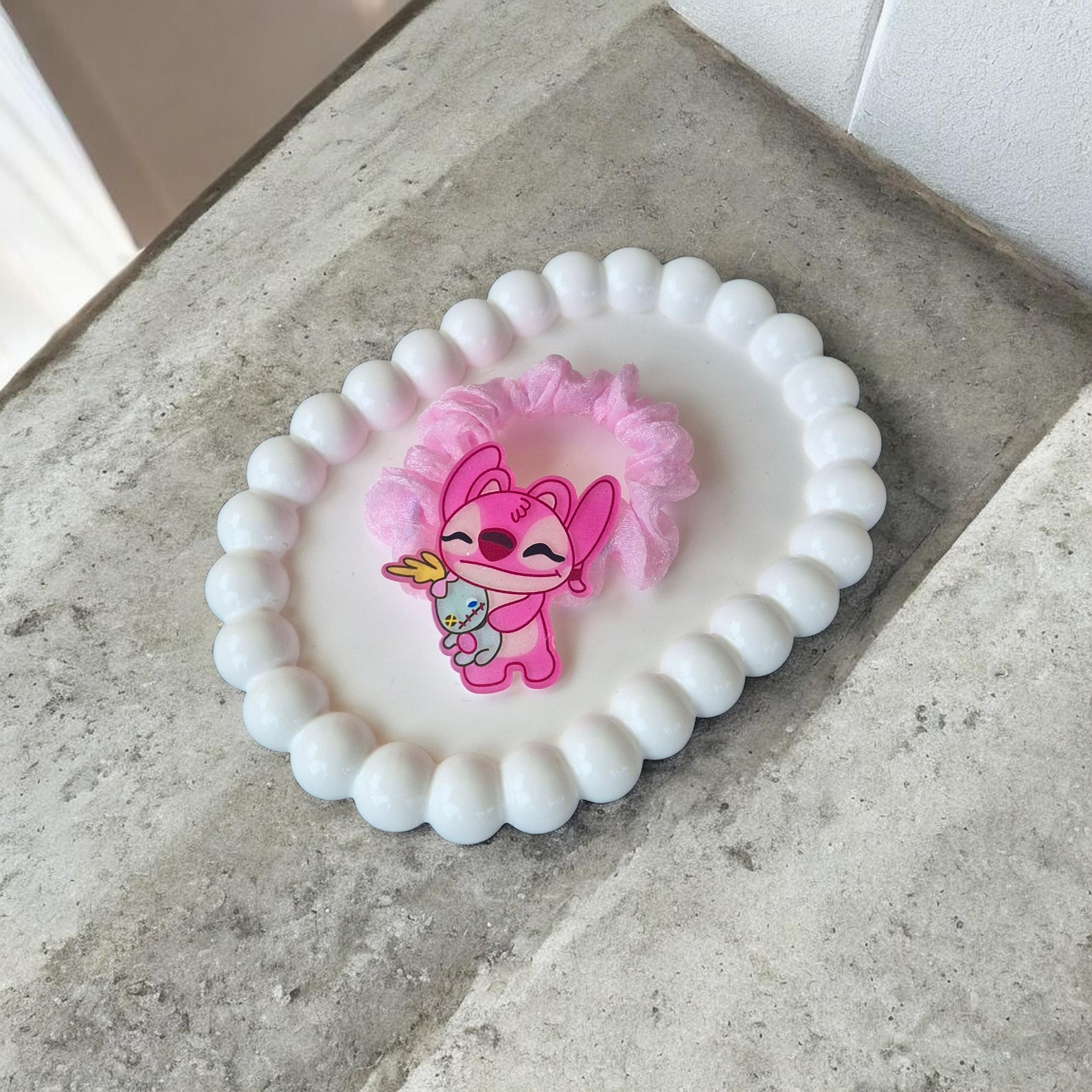 Vaikiška rožinė plaukų gumytė su mielu personažo dekoru