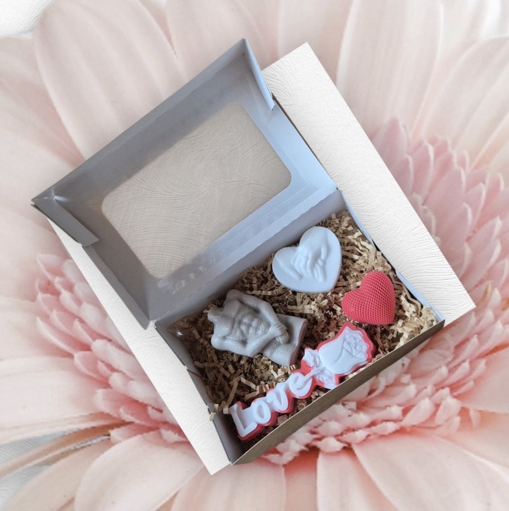 Romantiškas sojų žvakių ir muilo rinkinys su vyrišku siluetu