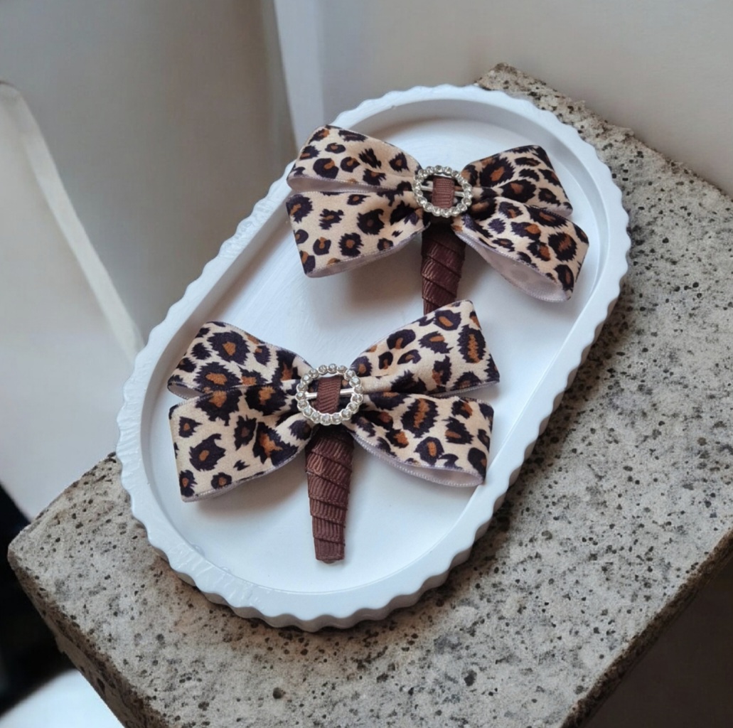 Vaikiški plaukų segtukai ir gumytės su leopardo rašto kaspinėliais – rudi aksesuarai mergaitėms