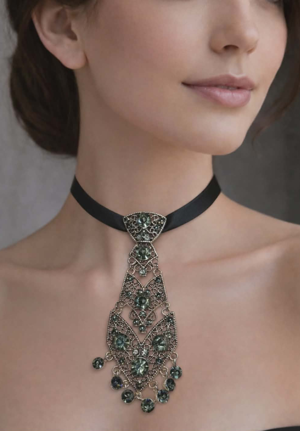 Juodas dekoratyvinis kaklo papuošalas su reguliuojama juostele