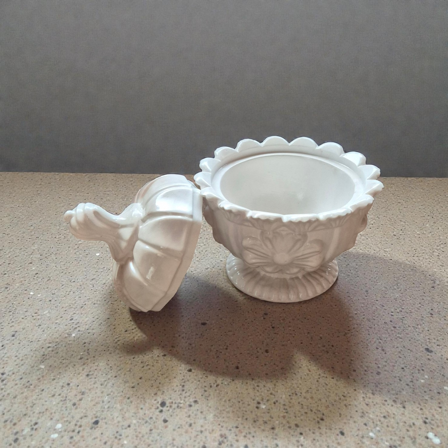 Dekoratyvinis gipso indelis su dangteliu – elegantiška namų interjero detalė