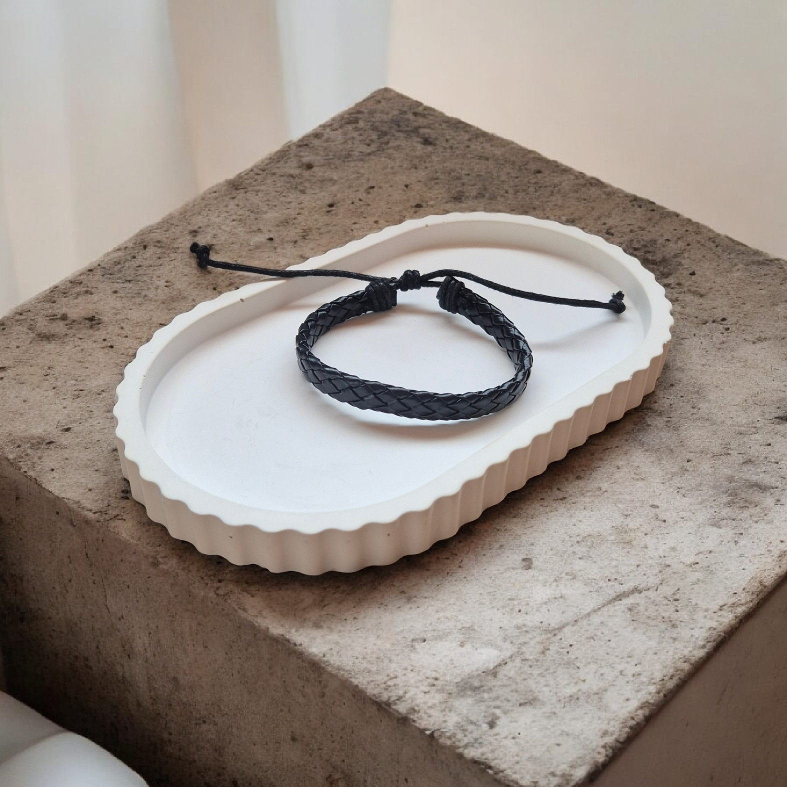 Juoda odinė apyrankė