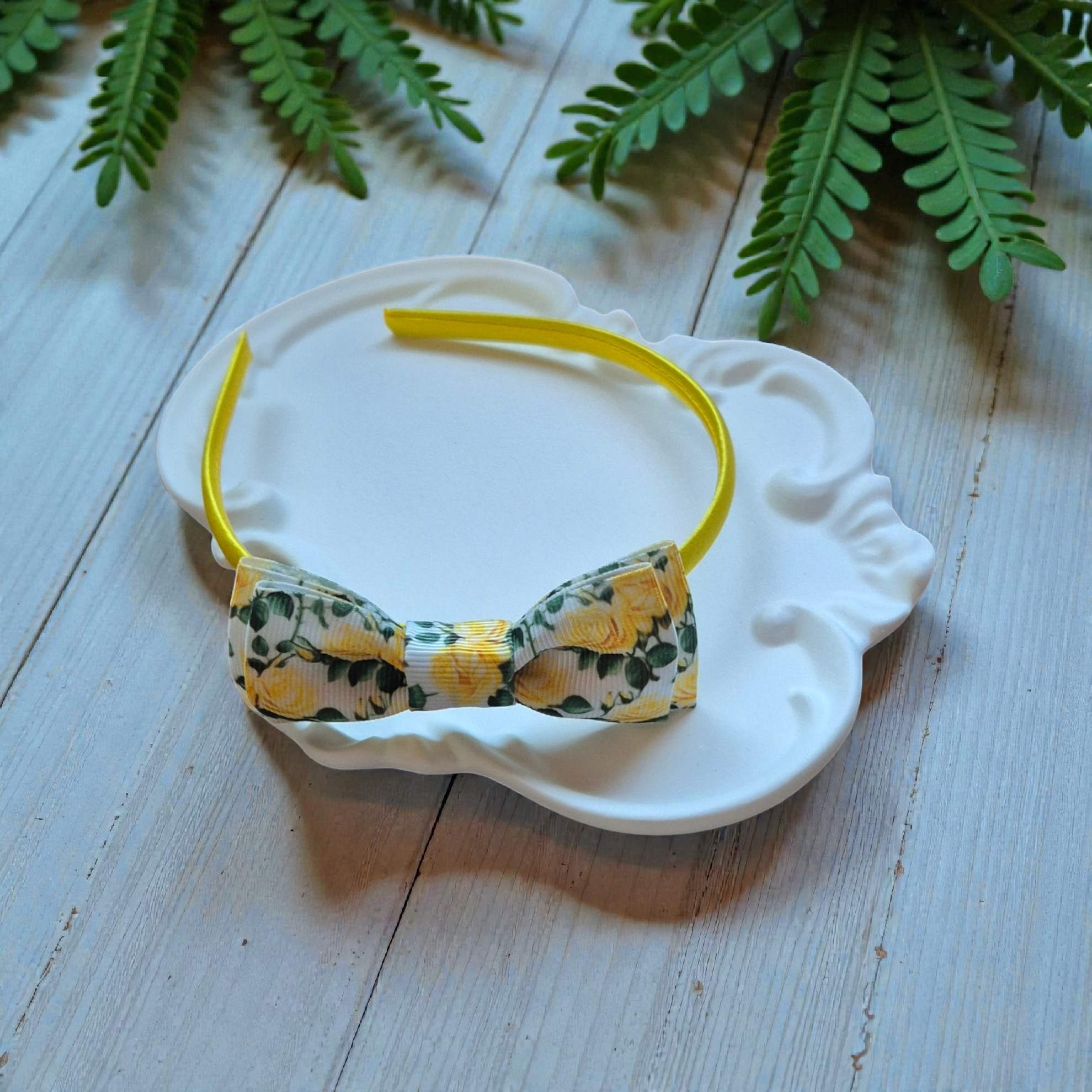 Geltonas plaukų lankelis su gėlėtu kaspinu – „Yellow Floral Bow Headband“