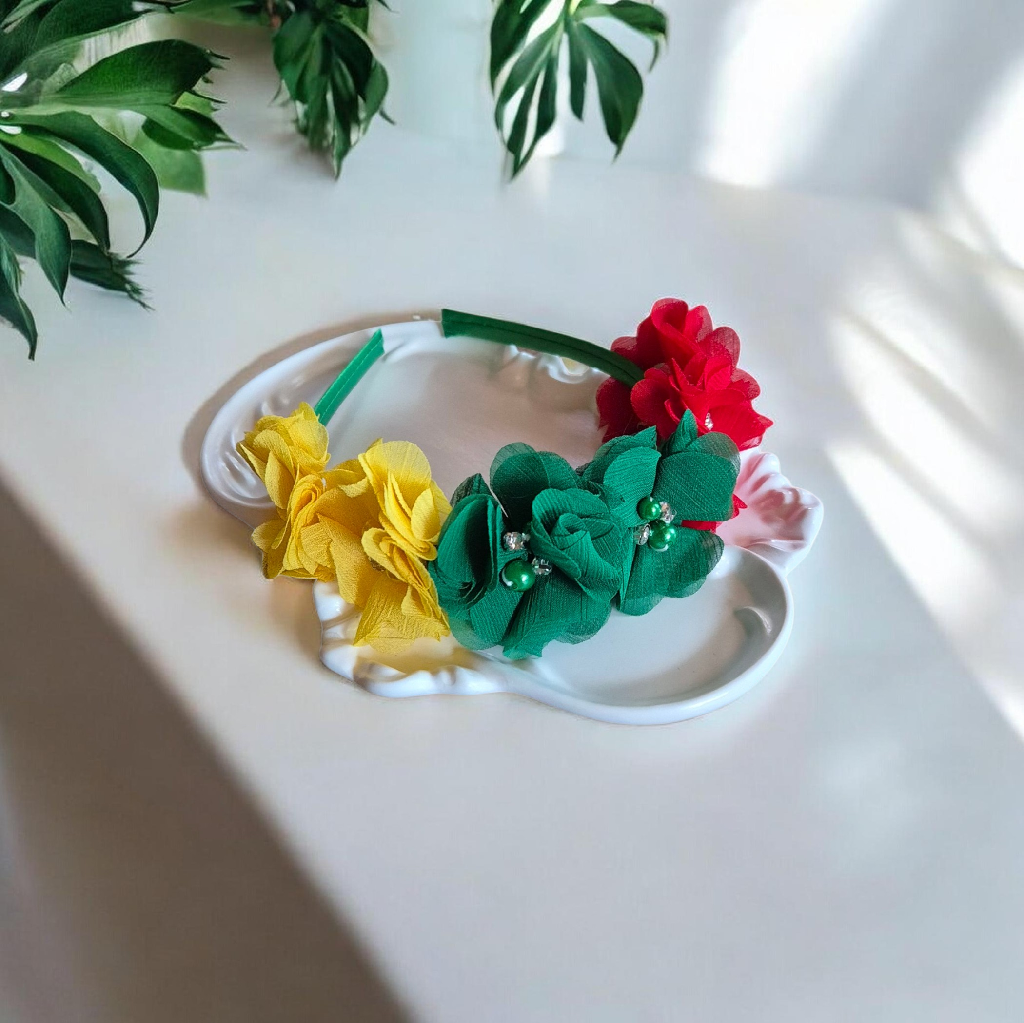 Trispalvis plaukų lankelis puoštas gėlėmis