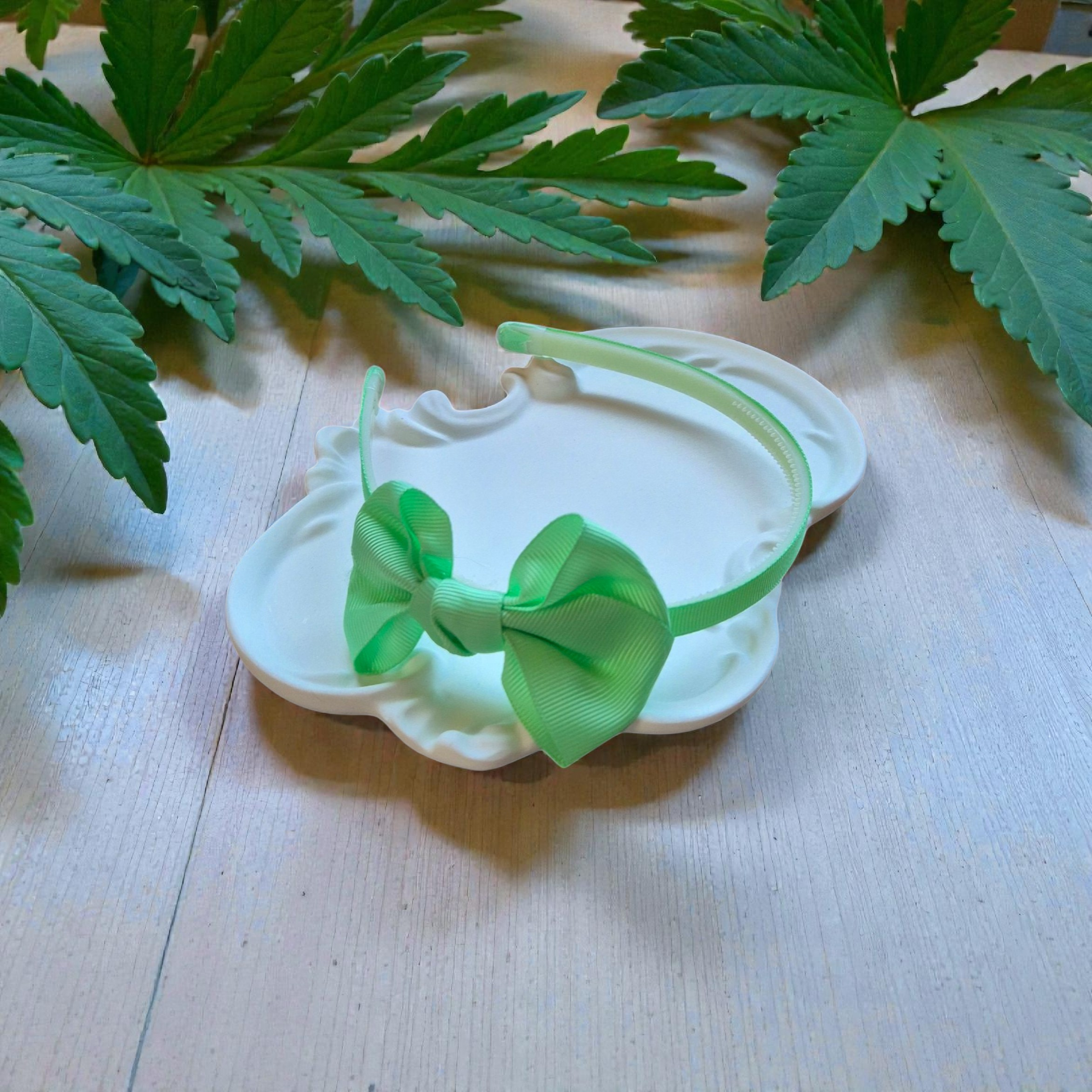 Žalias plaukų lankelis su kaspinu – „Green Bow Headband“