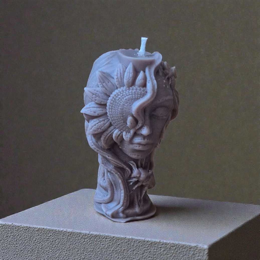 Dekoratyvinė sojų vaško žvakė "Deivė su saulėgrąža"