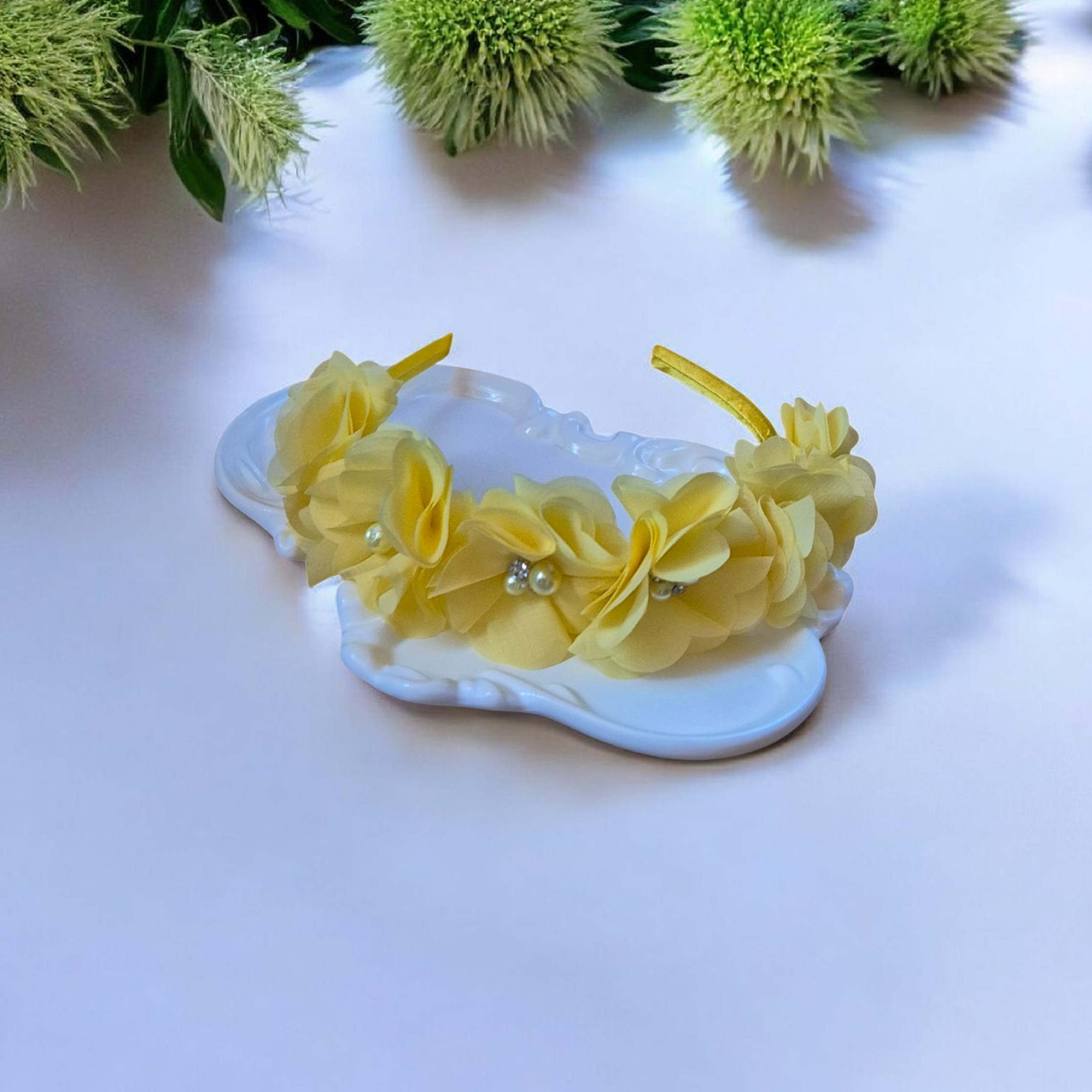 Geltonas plaukų lankelis su dekoratyvinėmis gėlėmis – „Yellow Floral Headband“