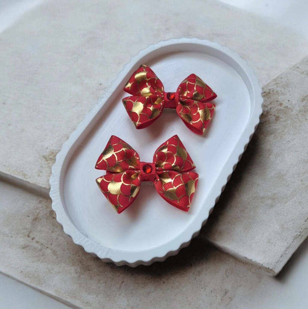 Vaikiški plaukų segtukai ir gumytės su raudonais auksiniais kaspinėliais – šventiniai aksesuarai mergaitėms
