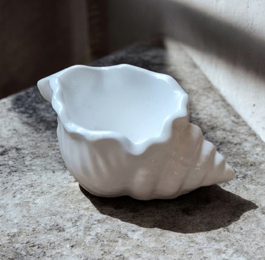 Keraminis kriauklės formos indelis