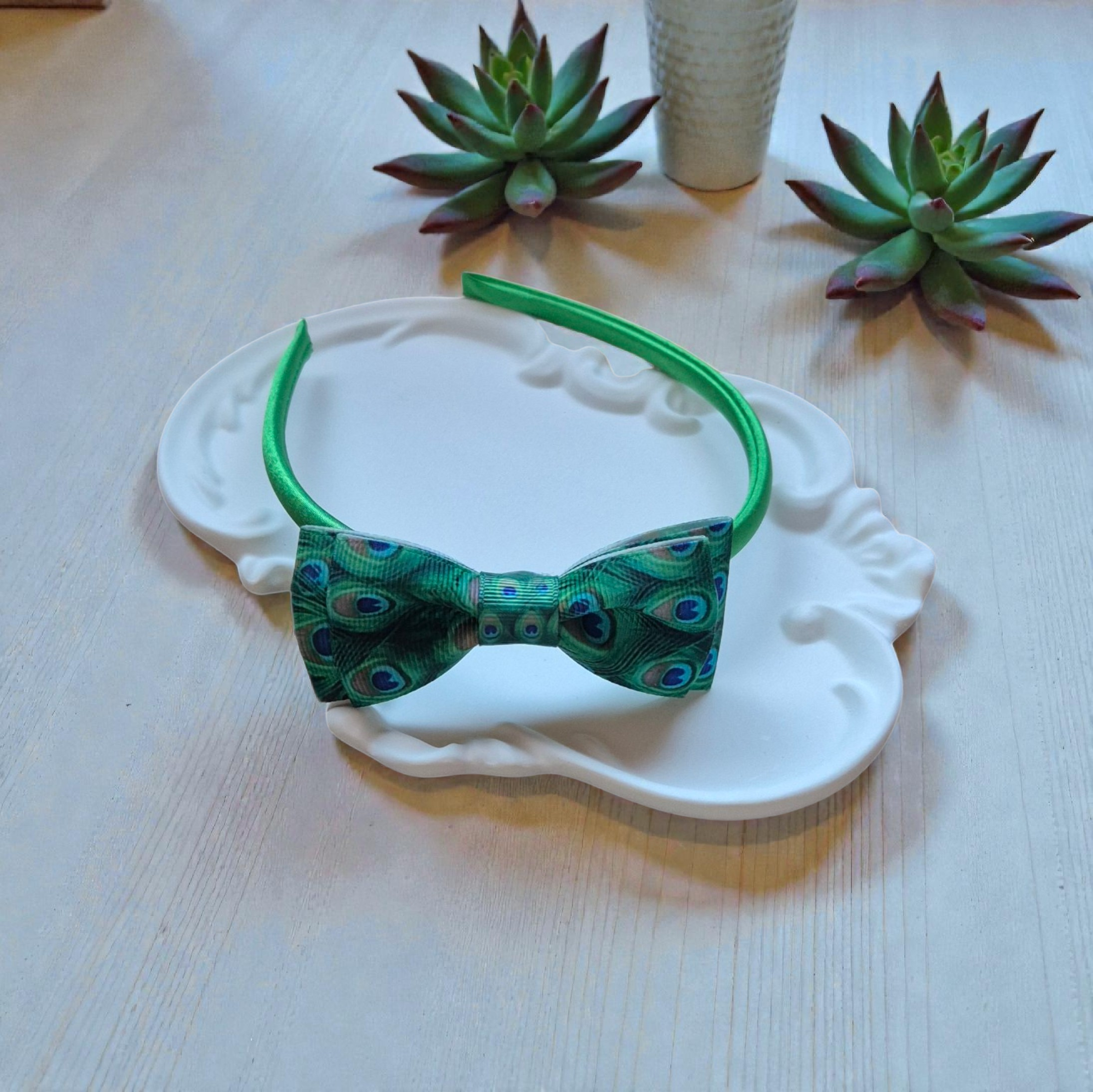 Žalias plaukų lankelis su povų plunksnų rašto kaspinu – „Green Peacock Bow Headband“