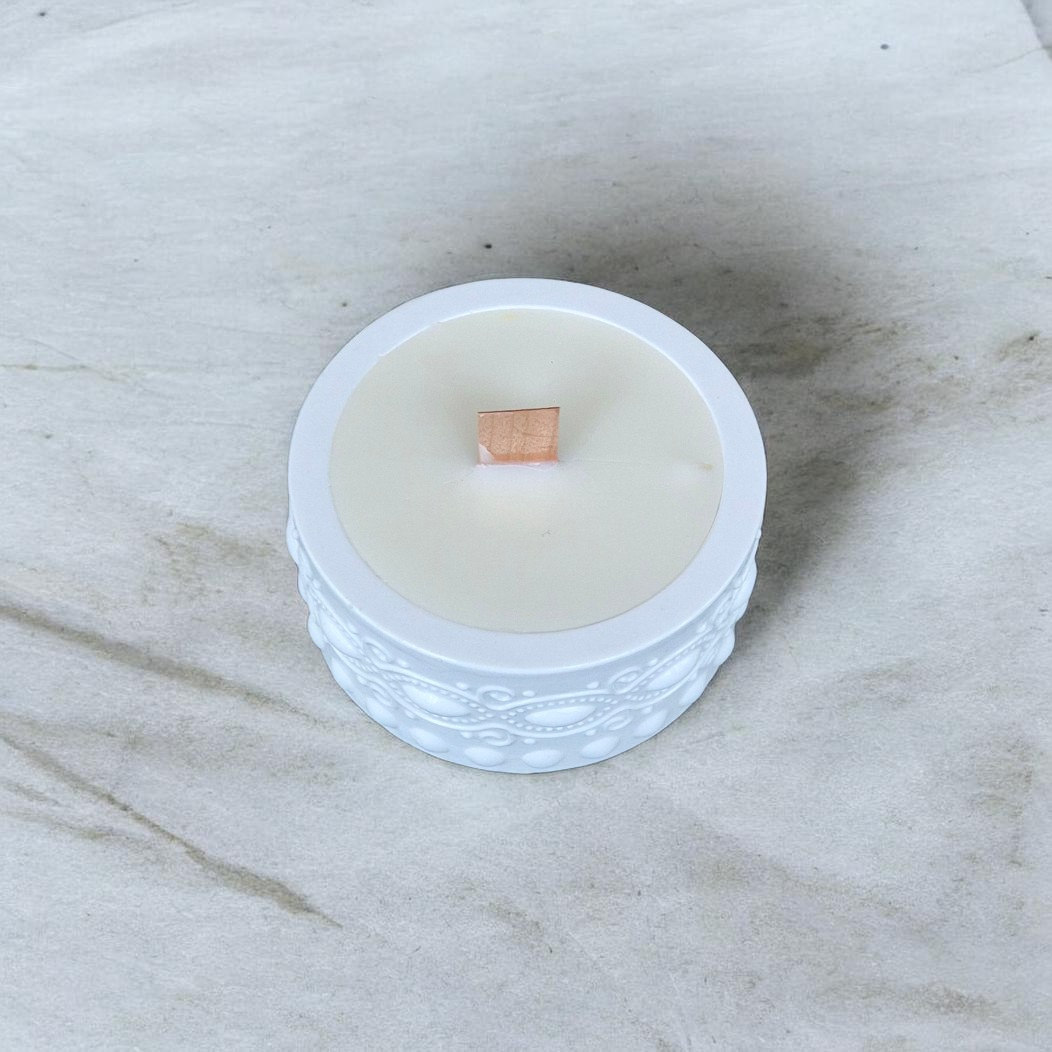 Sojų vaško žvakė „Ivory Pattern“ dekoratyviniame indelyje