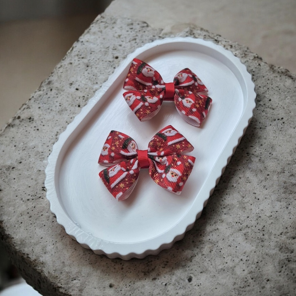 Vaikiški plaukų segtukai su raudonais Kalėdų Senelio kaspinėliais – šventiniai aksesuarai mergaitėms