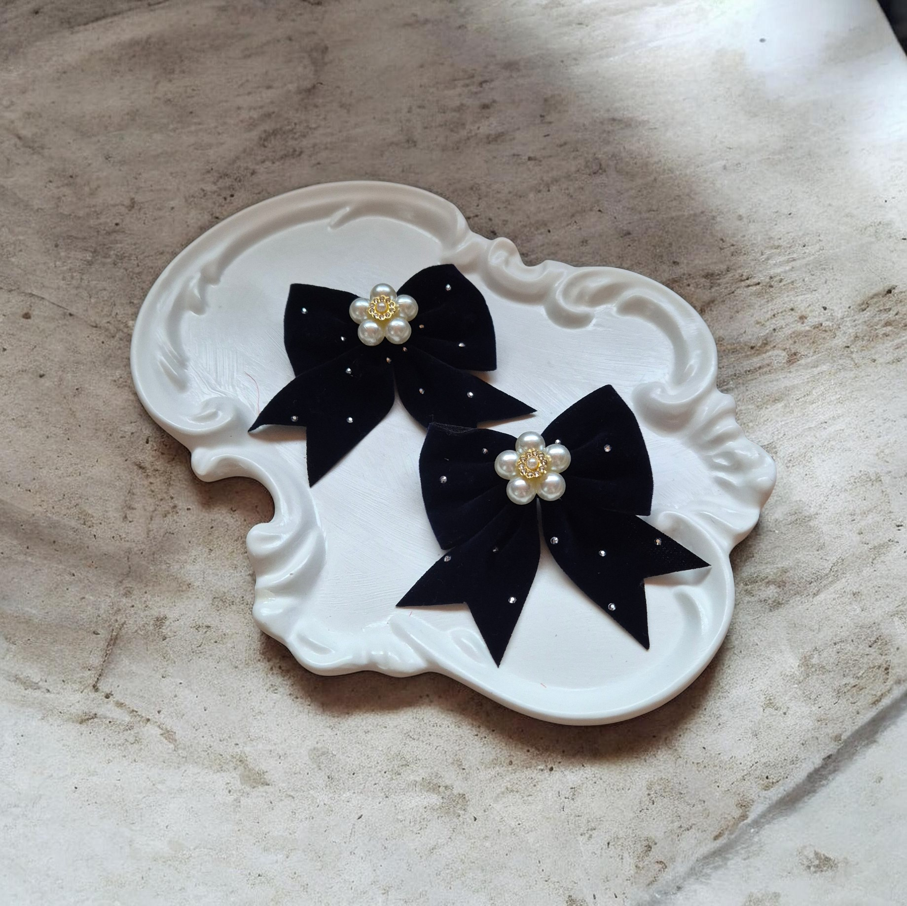 Plaukų segtukai mergaitėms su juodais kaspinėliais ir dekoratyvine gėlyte su perliukais