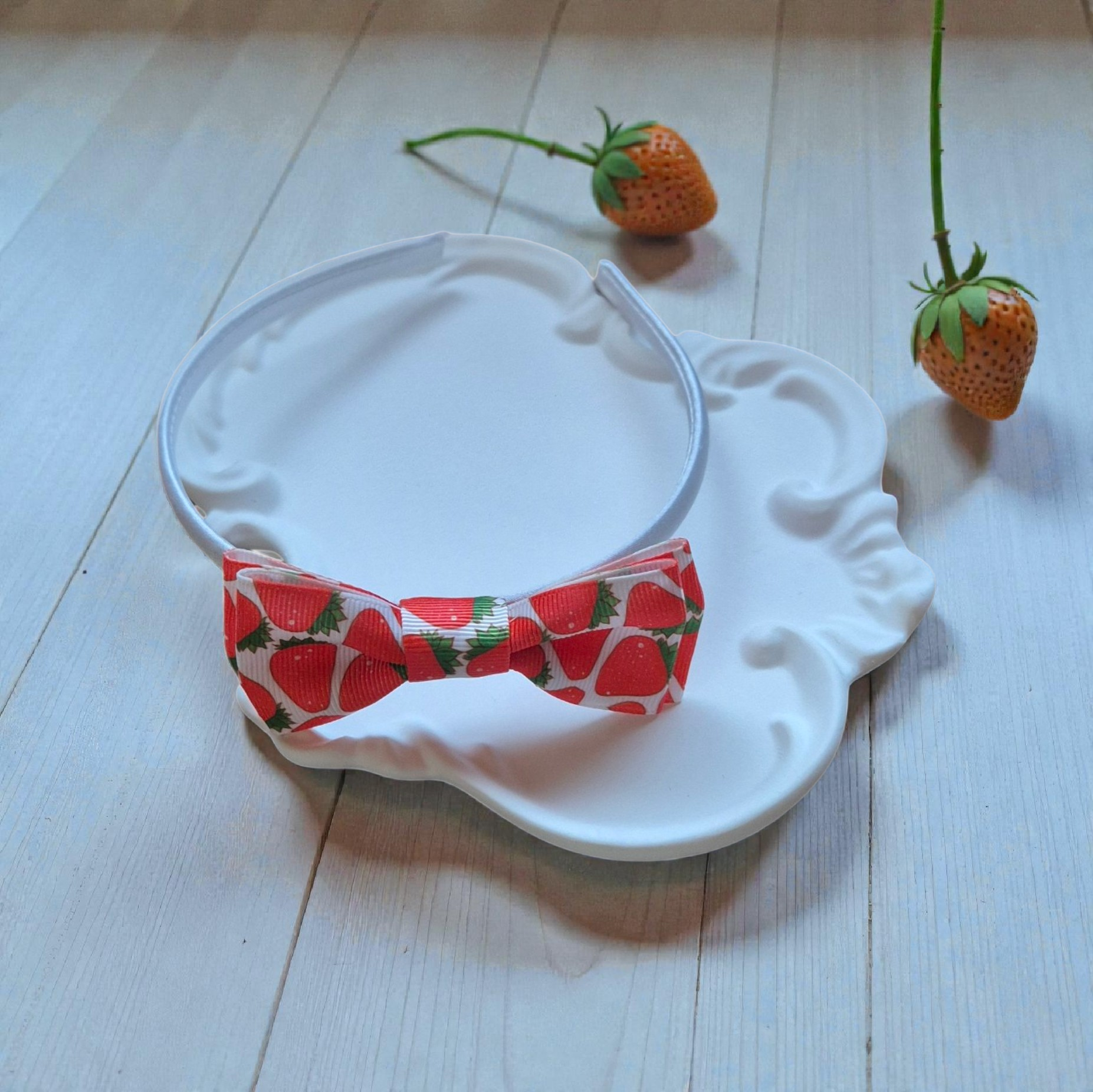 Baltas plaukų lankelis su braškių rašto kaspinu – „White Strawberry Bow Headband“