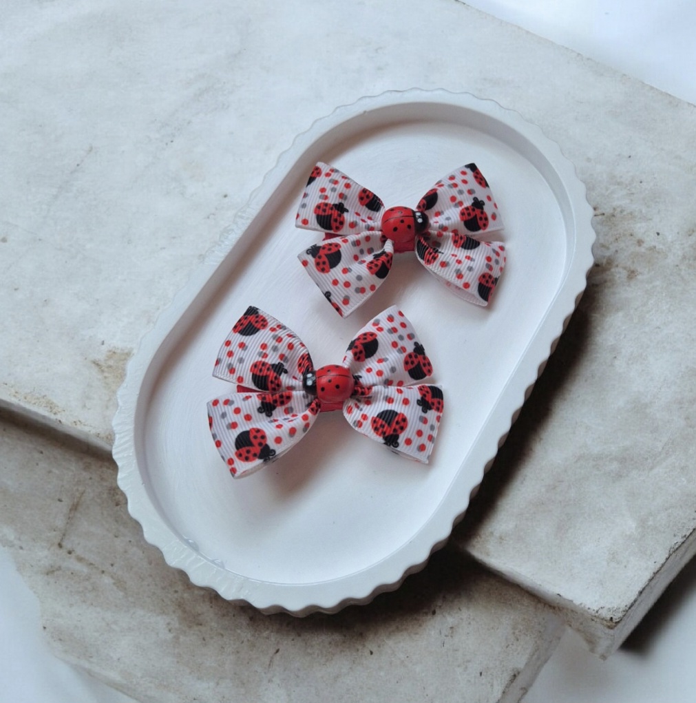 Vaikiški plaukų segtukai ir gumytės su boružėlių kaspinėliais – žaismingi aksesuarai mergaitėms