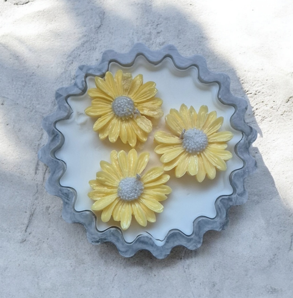 Žydinti ramybė – sojų vaško žvakė keramikiniame inde