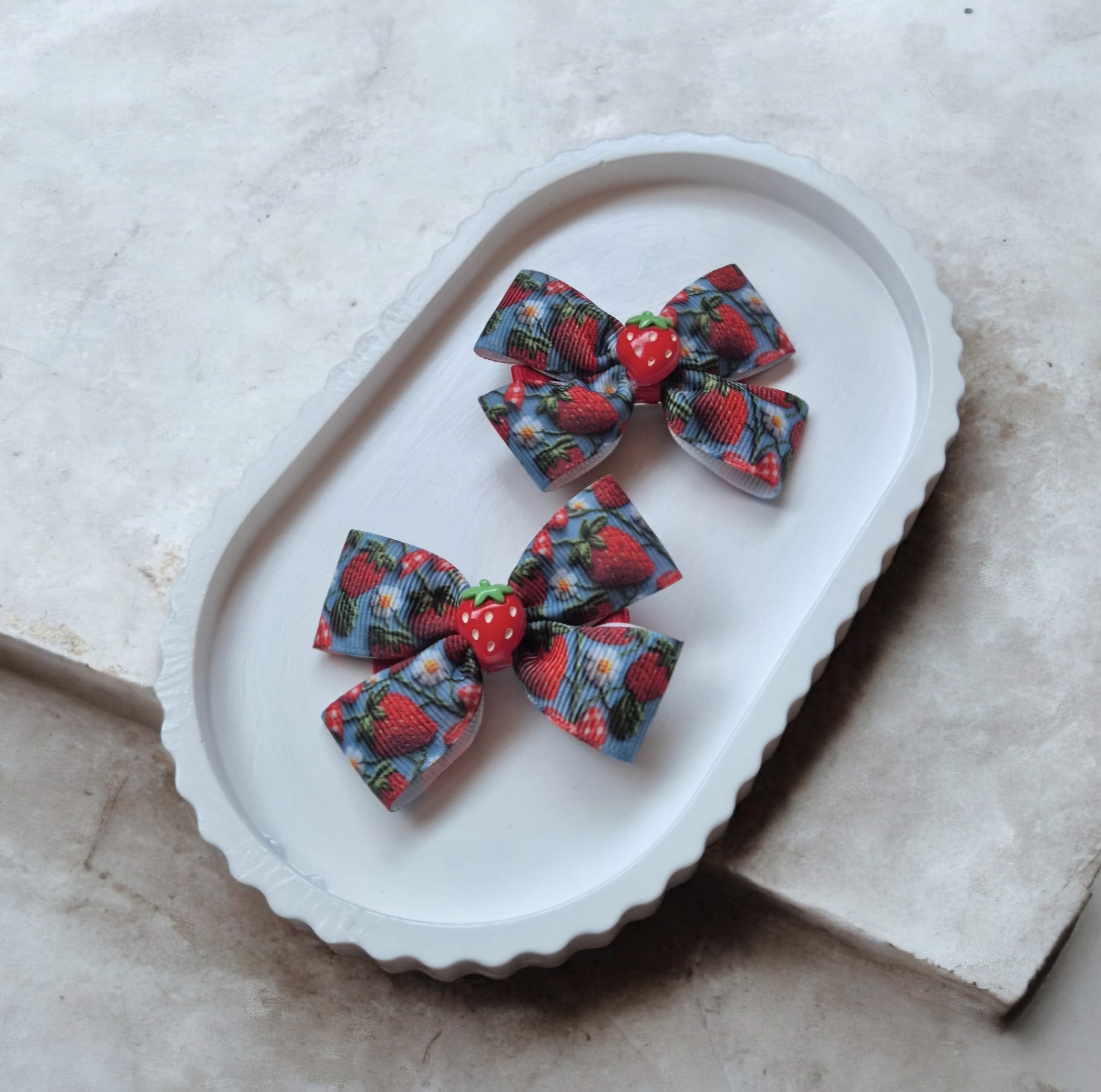 Vaikiški plaukų segtukai ir gumytės su mėlynais braškių kaspinėliais – vasariški aksesuarai mergaitėms