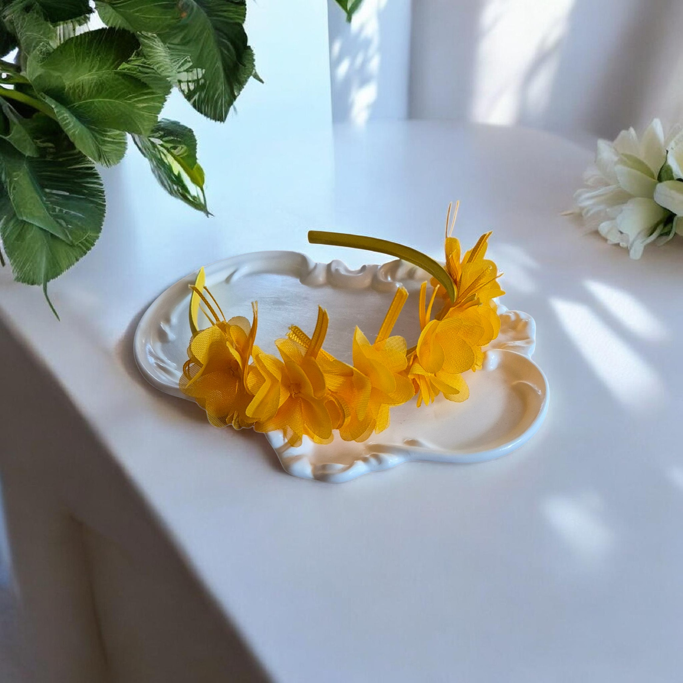 Geltonas plaukų lankelis su dekoratyvinėmis gėlėmis – „Yellow Floral Headband“