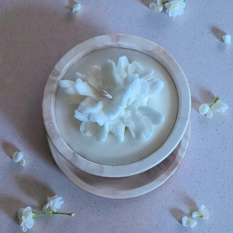 Marmurinė sojų vaško žvakė su gėle ant padėkliuko