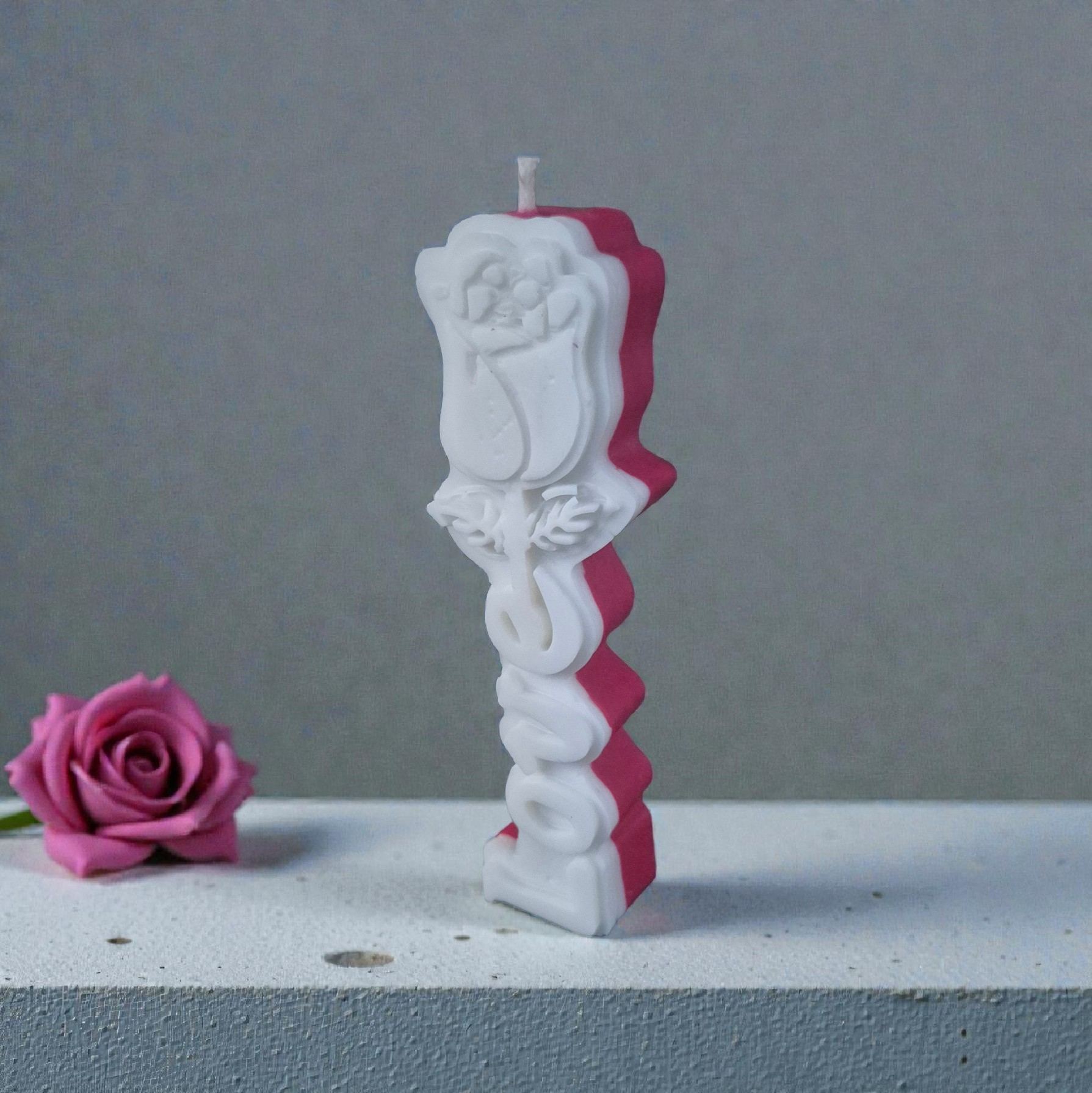 Rankų darbo sojų vaško žvakė „LOVE“ – dekoratyvinė žvakė