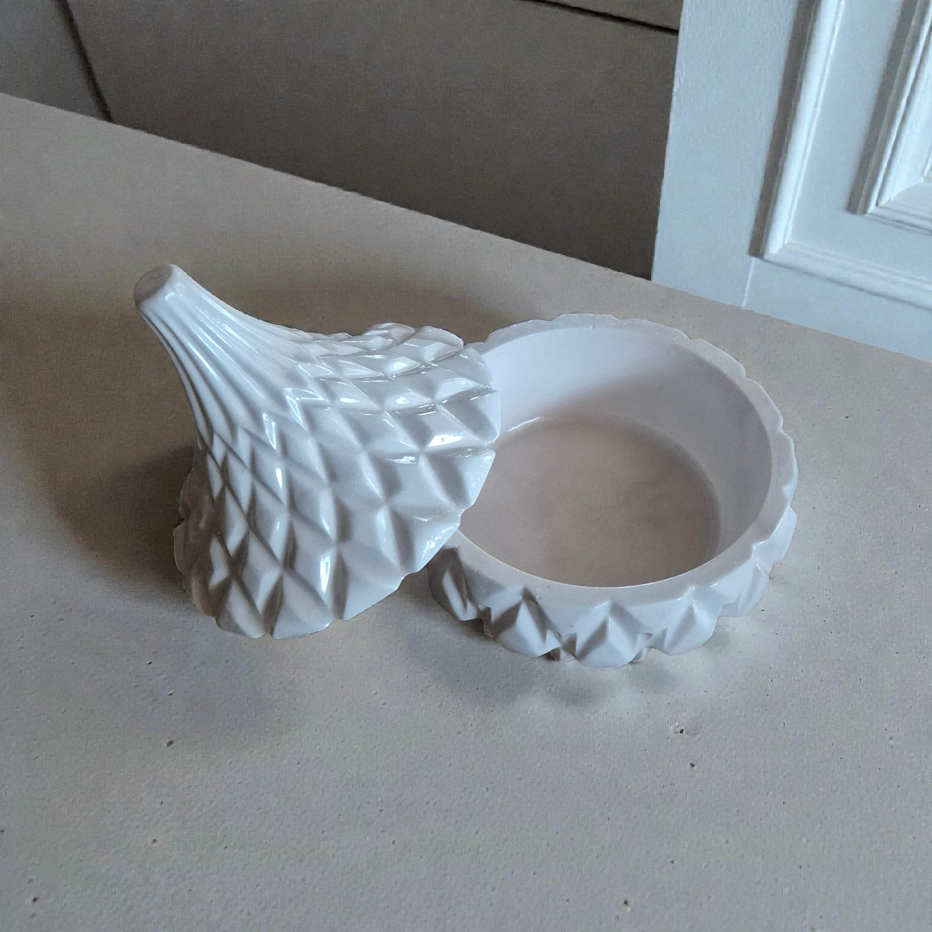 Marmurinis dekoratyvinis gipso indelis su dangteliu – 9 × 9 cm elegantiška interjero detalė