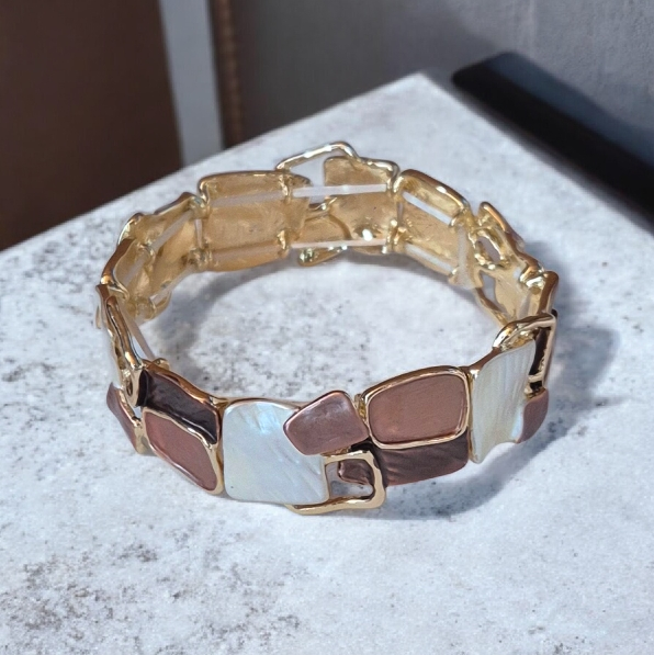 Aukso atspalvio apyrankė su perlamutriniais ir rudos spalvos akmenimis