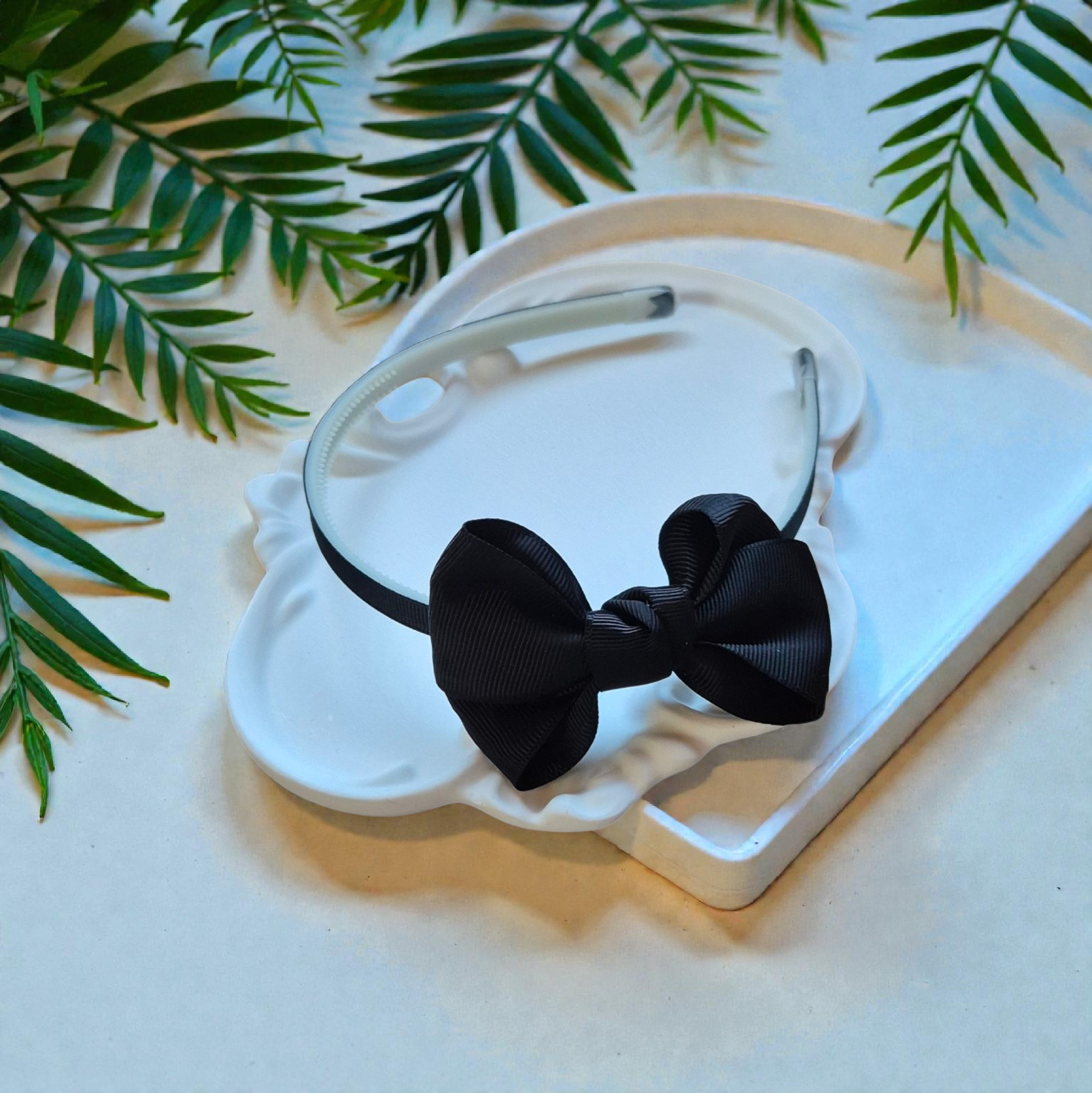 Juodas plaukų lankelis su kaspinu – „Black Bow Headband“