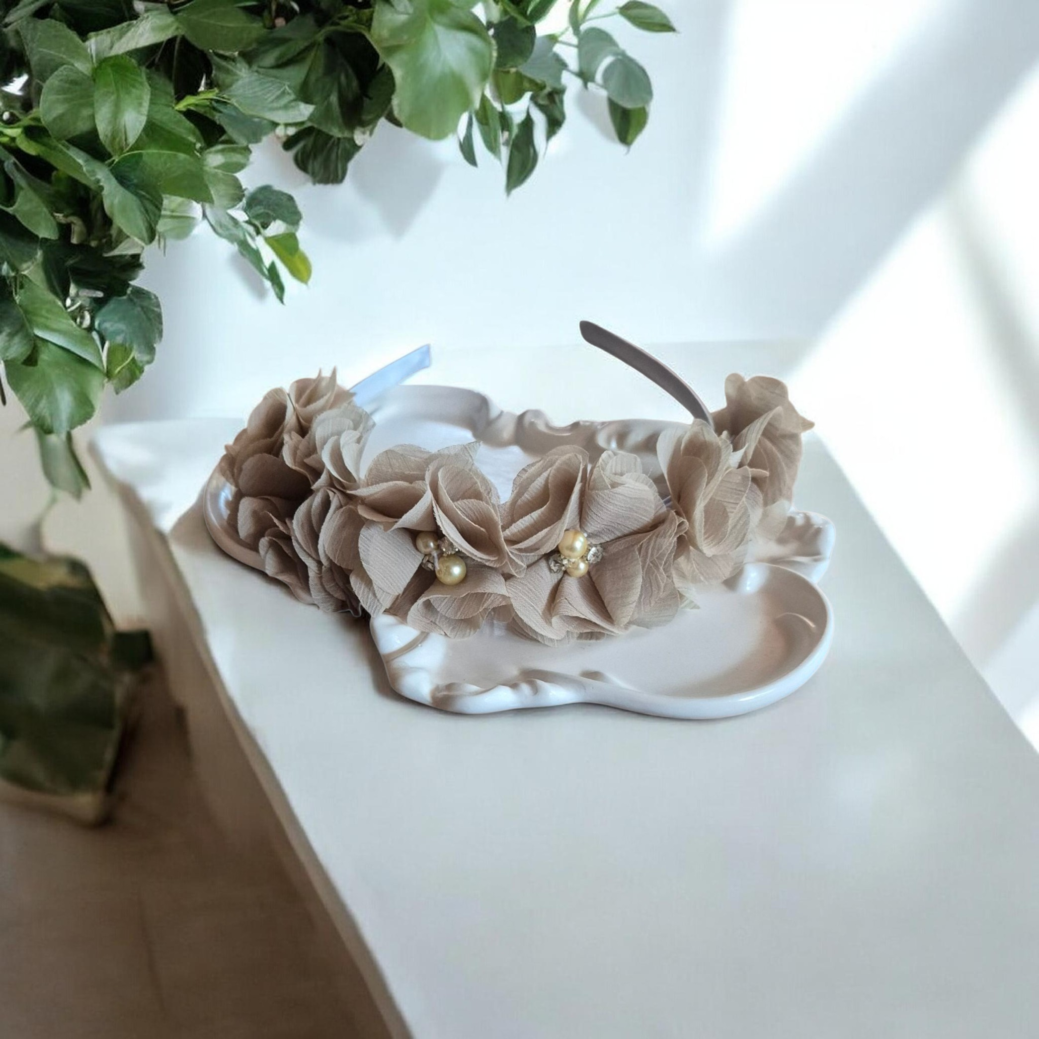 Kreminis plaukų lankelis su dekoratyvinėmis gėlėmis – „Beige Floral Headband“