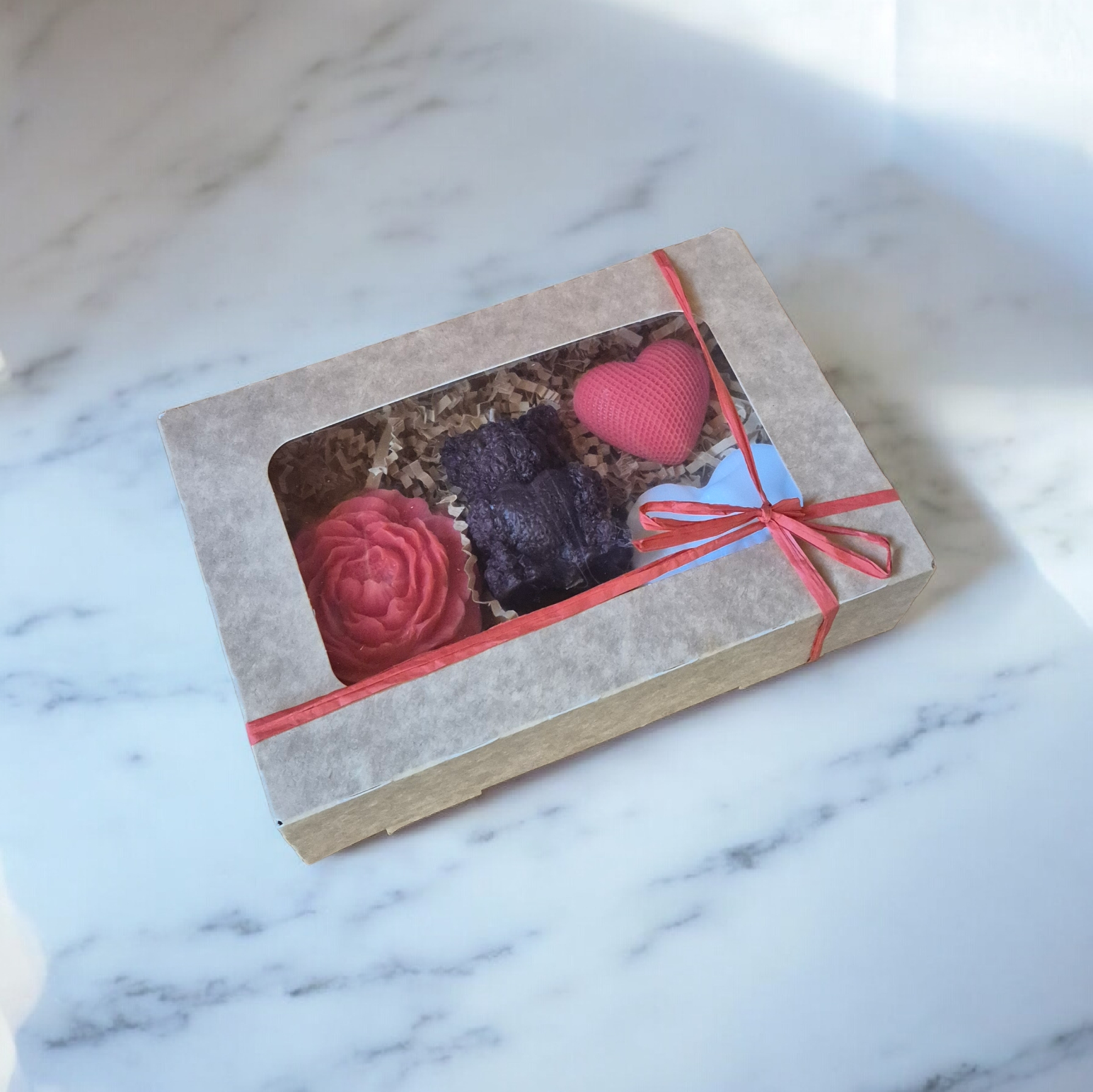 „Švelni Dovana“ – rankų darbo meškutis ir muilų rinkinys