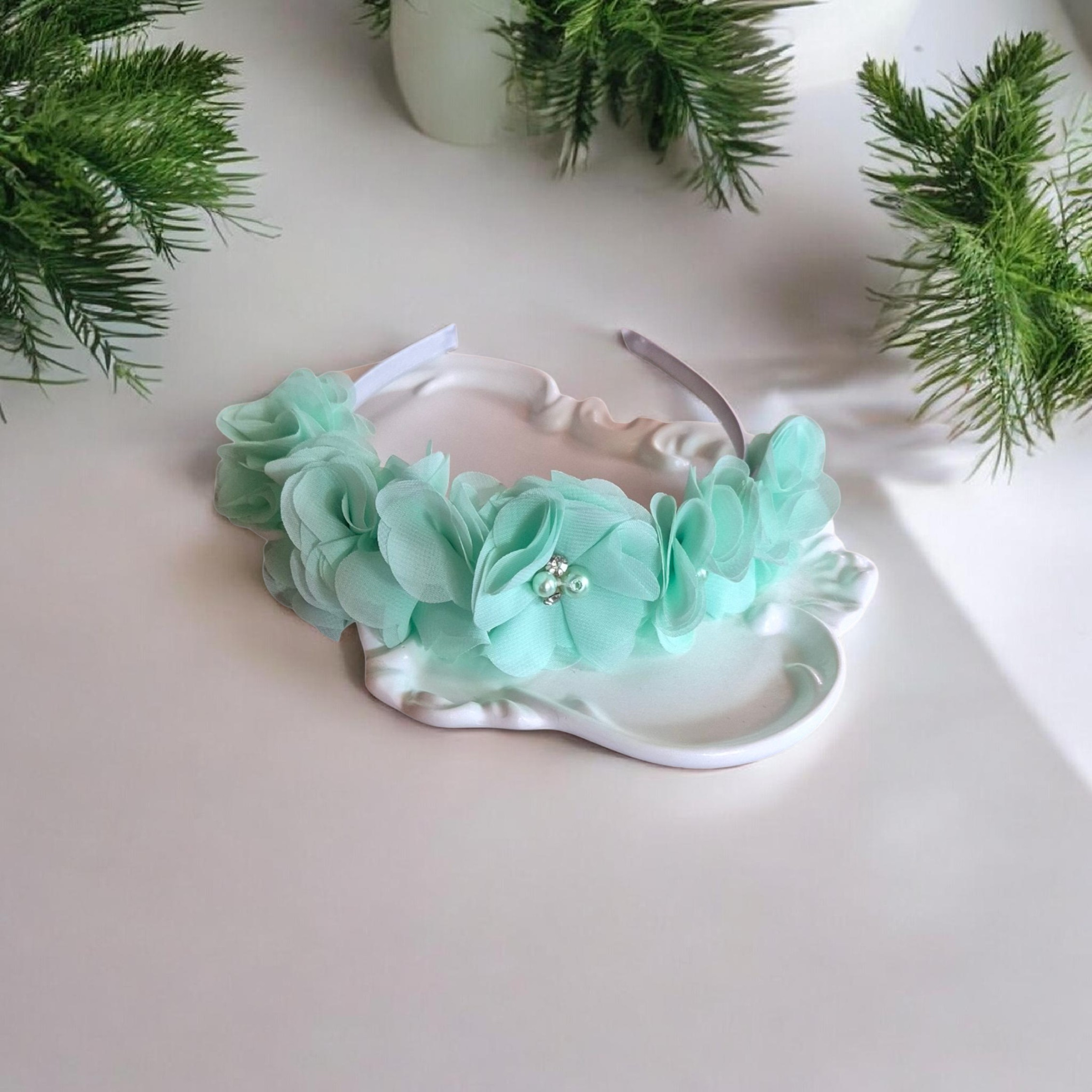 Mėtinis plaukų lankelis su dekoratyvinėmis gėlėmis – „Annual Floral Headband“