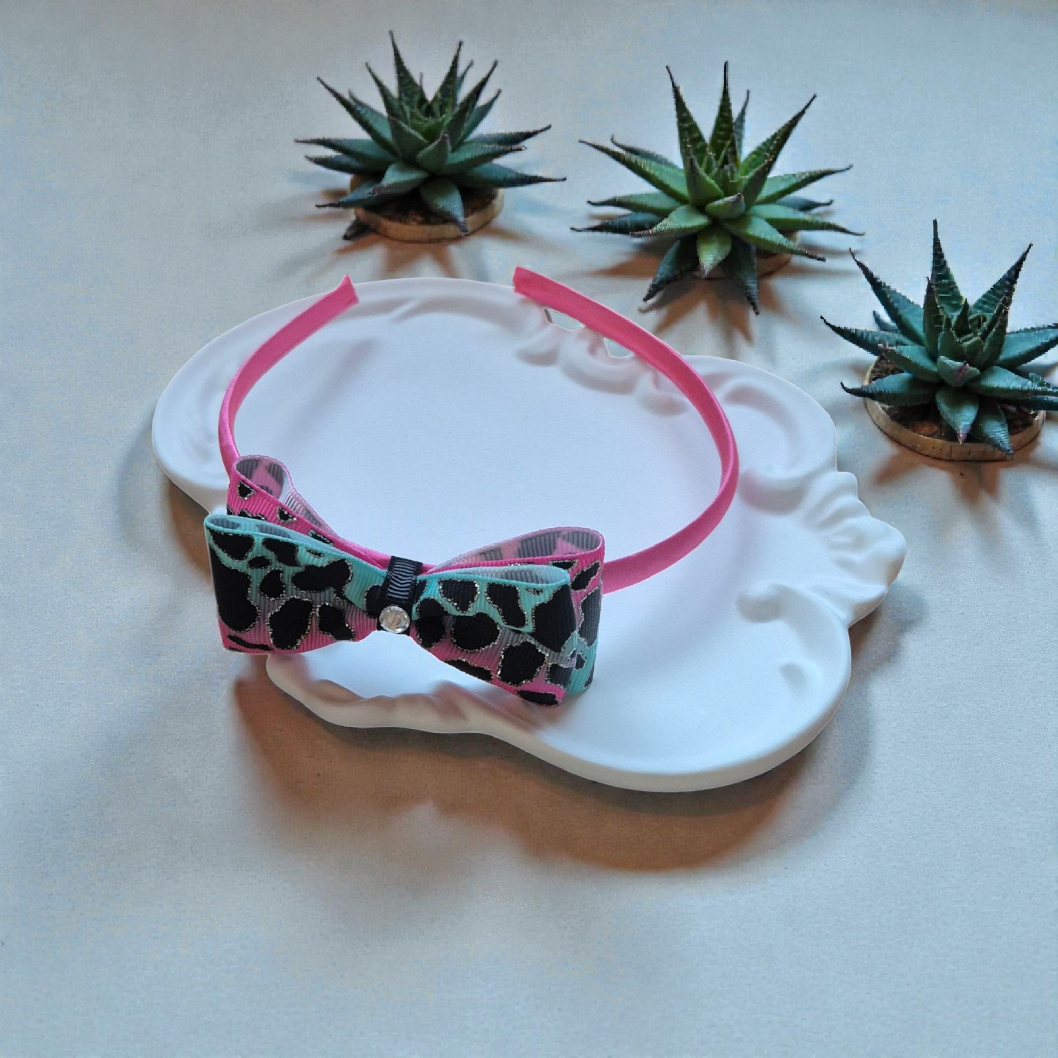 Rožinis plaukų lankelis su leopardiniu kaspinu – „Pink Leopard Bow Headband“