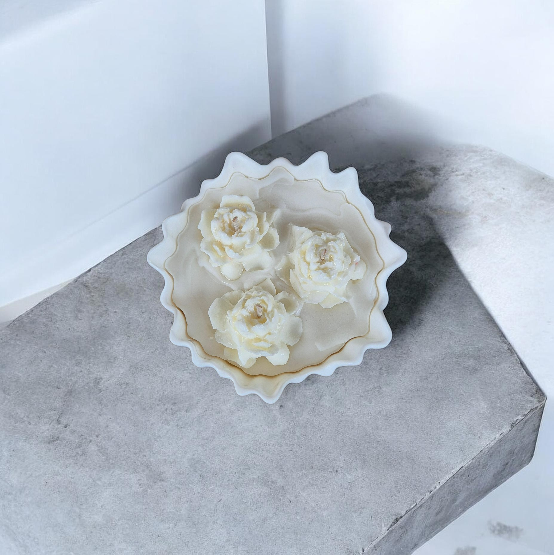 Sojų vaško žvakė „White Blossom Trio“ keraminiame indelyje