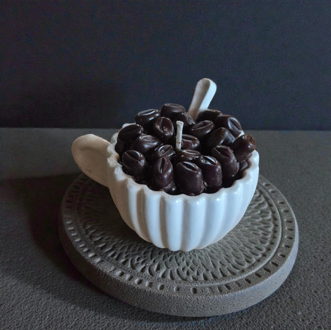 Sojų vaško žvakė kavos puodelyje – dekoratyvinė, rankų darbo