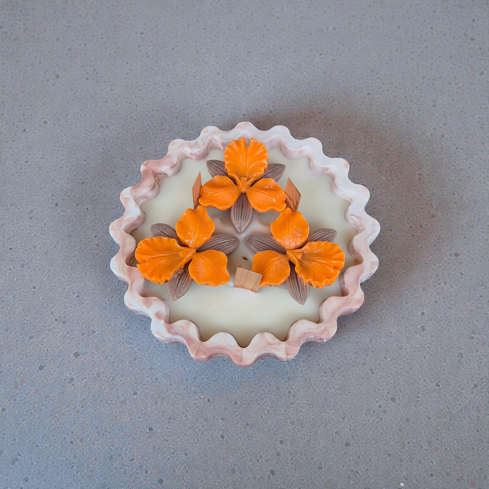 Sojų vaško žvakė „Orchid Trio“ marmuriniame indelyje