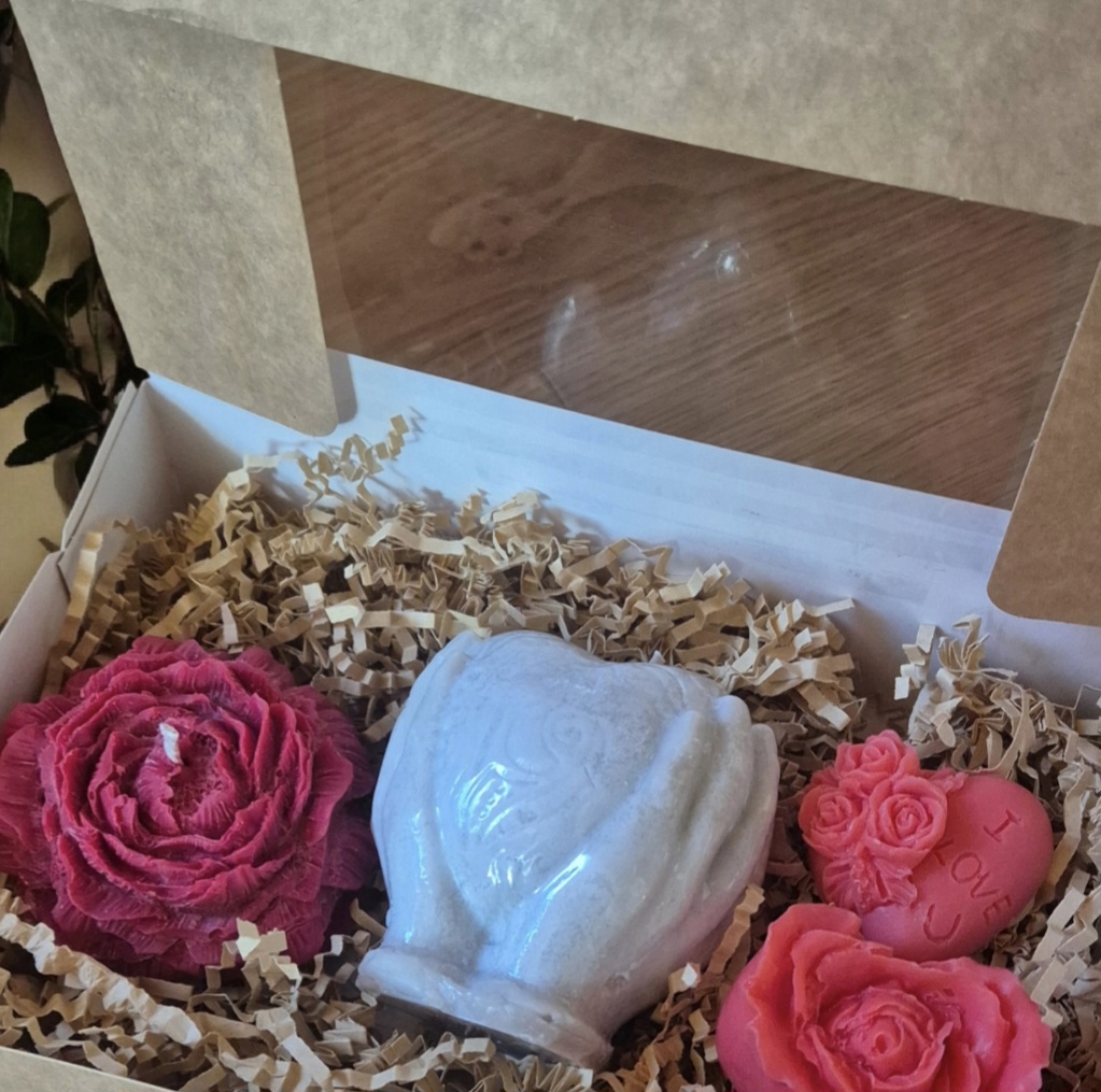 Valentino dienos dovanų rinkinys su rožės žvake, muiliukais širdelėmis ir žvake su širdimi 