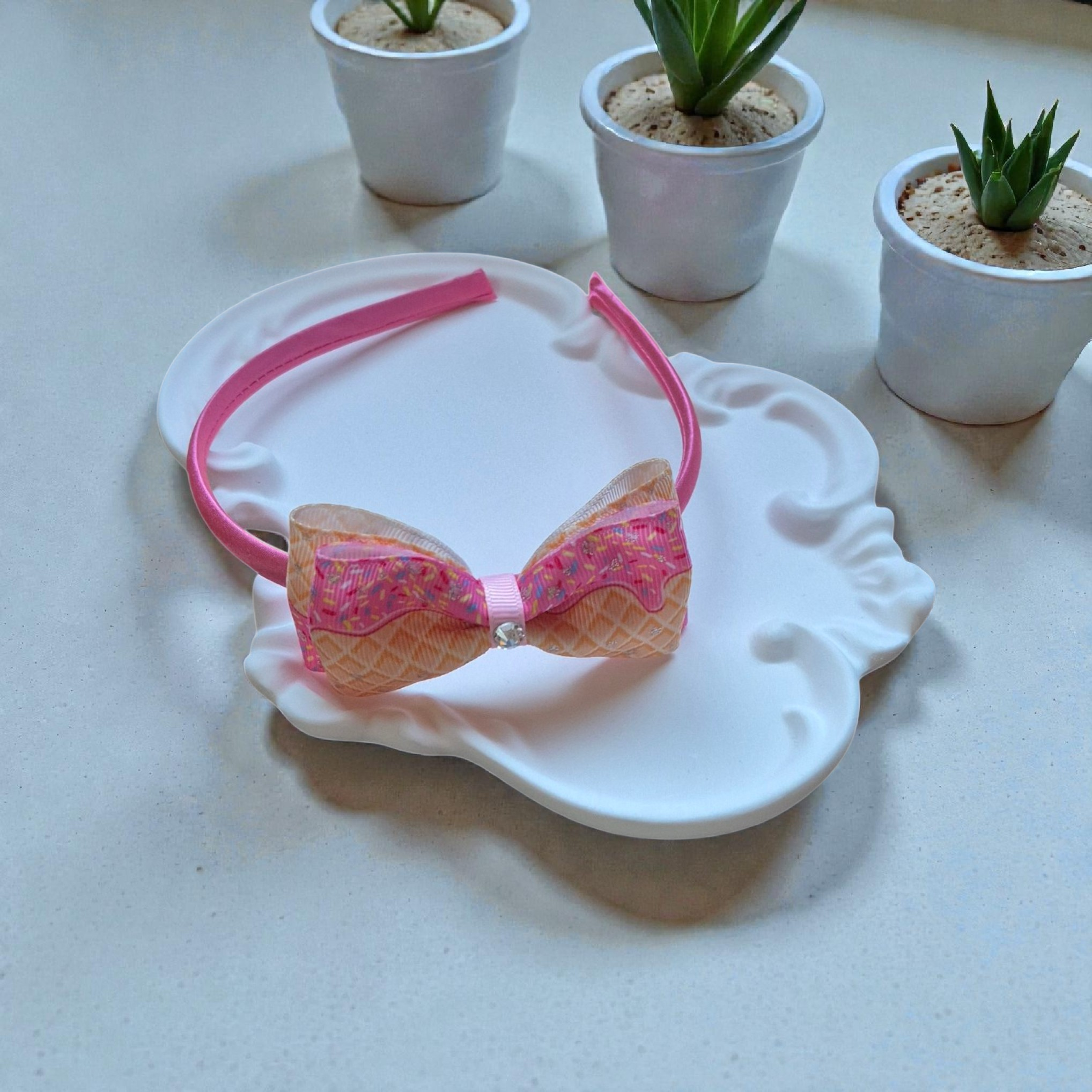 Rožinis plaukų lankelis su ledų tematikos kaspinu – „Pink Ice Cream Bow Headband“