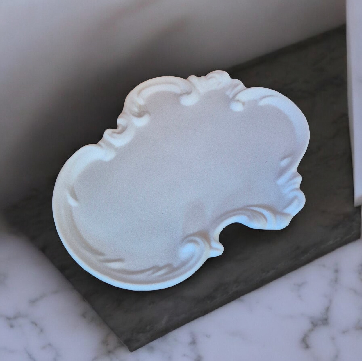 Barokinio stiliaus baltas gipso padėkliukas žvakėms ir aksesuarams